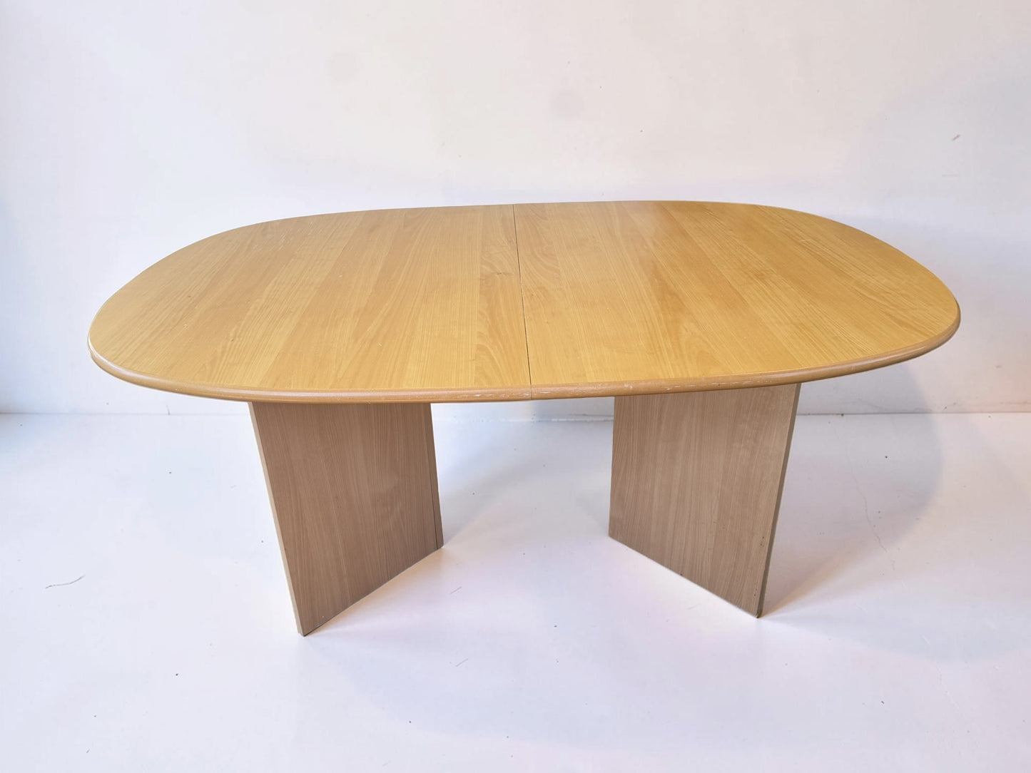 Deense verlengbare eettafel van licht massief hout met V-poten