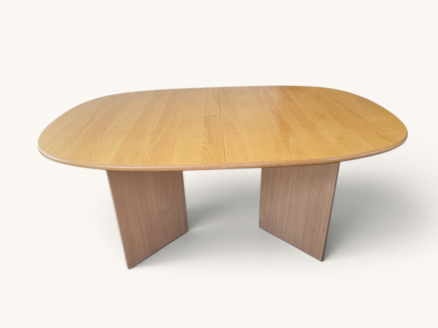Deense verlengbare eettafel van licht massief hout met V-poten
