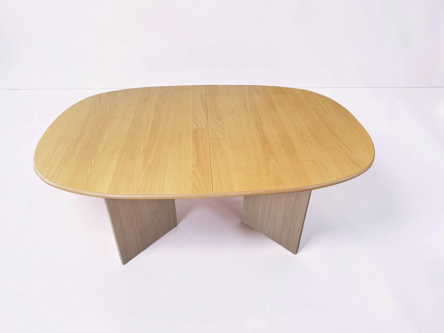 Deense verlengbare eettafel van licht massief hout met V-poten