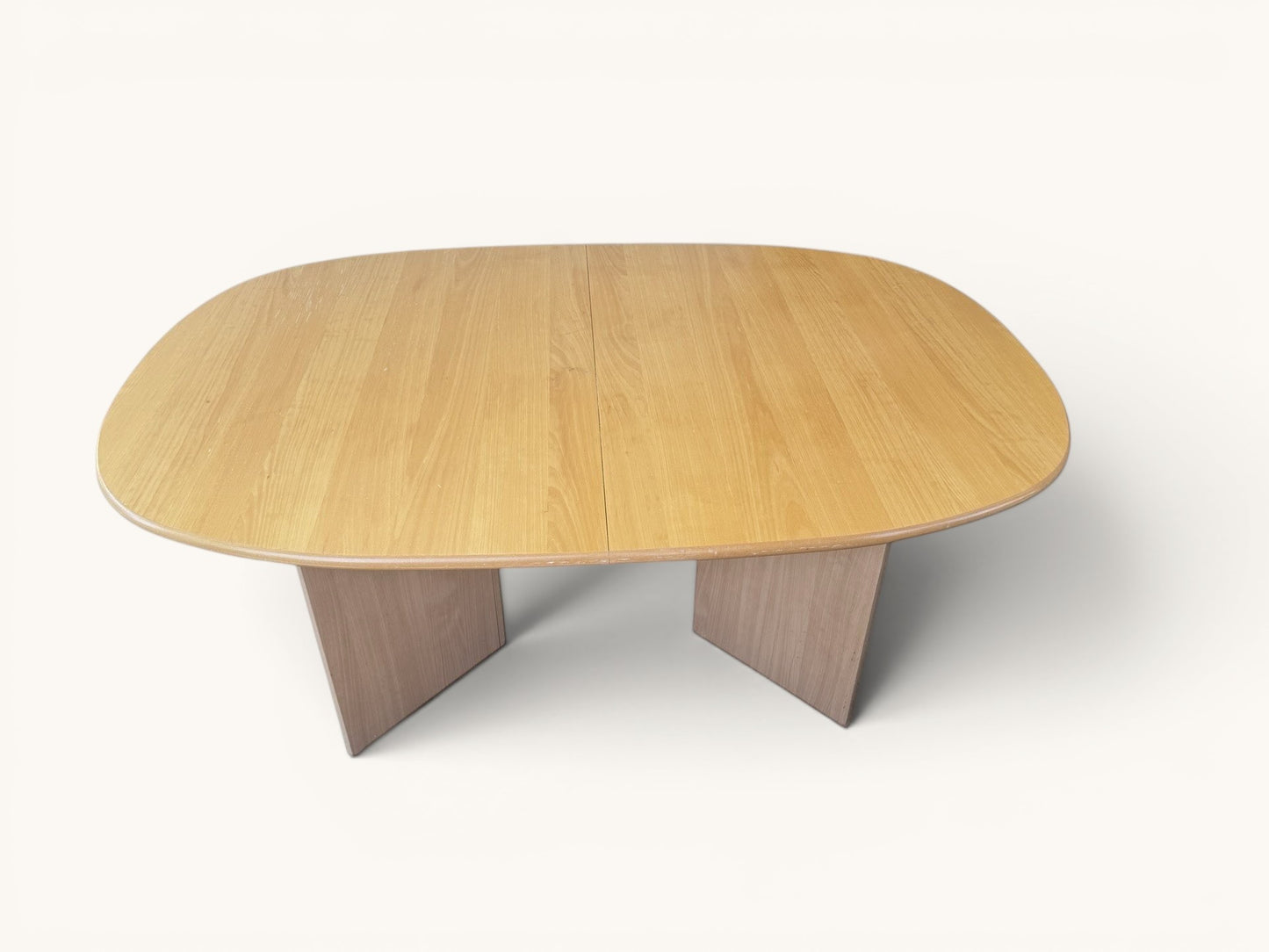 Deense verlengbare eettafel van licht massief hout met V-poten