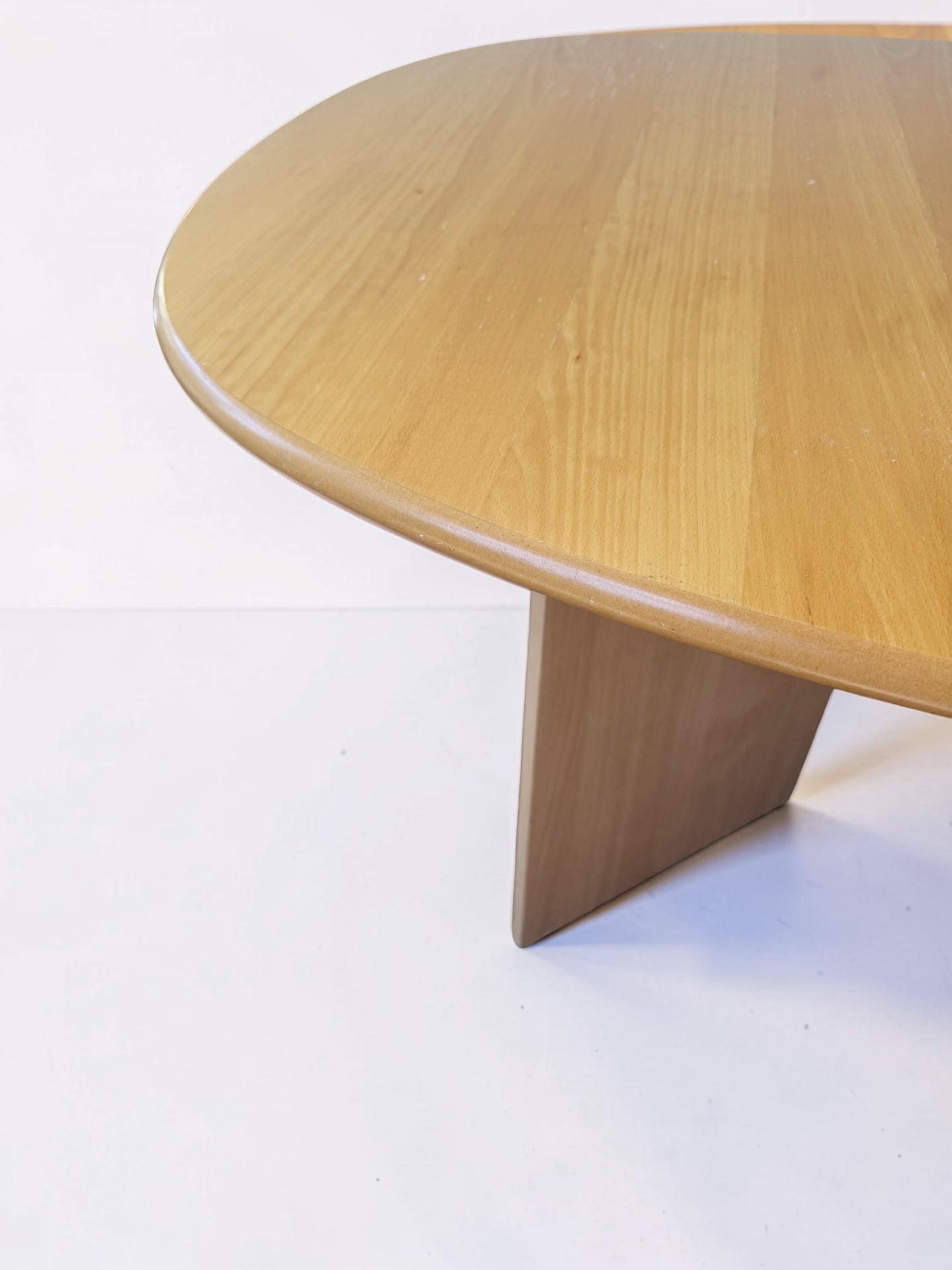 Deense verlengbare eettafel van licht massief hout met V-poten
