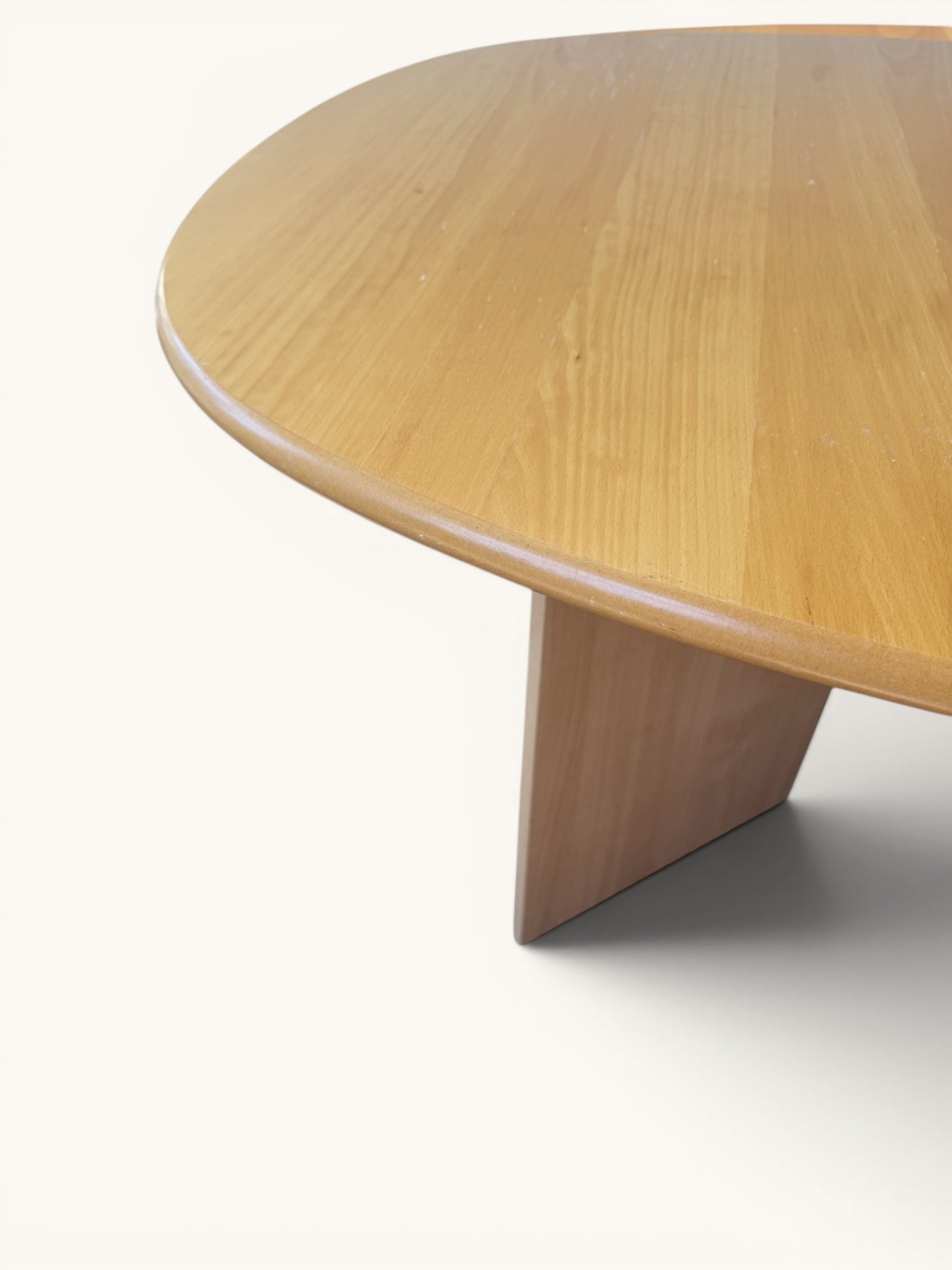 Deense verlengbare eettafel van licht massief hout met V-poten