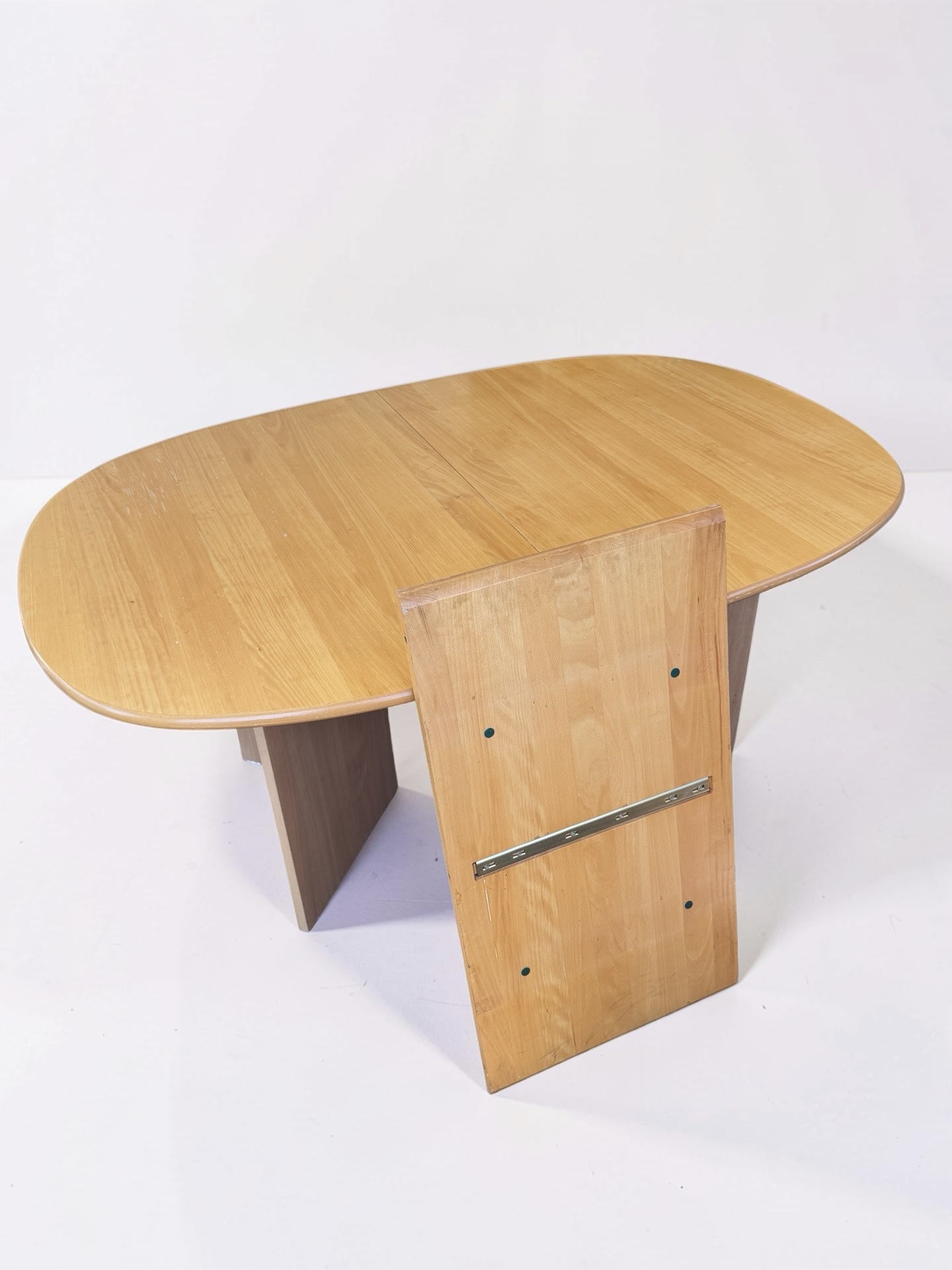 Deense verlengbare eettafel van licht massief hout met V-poten