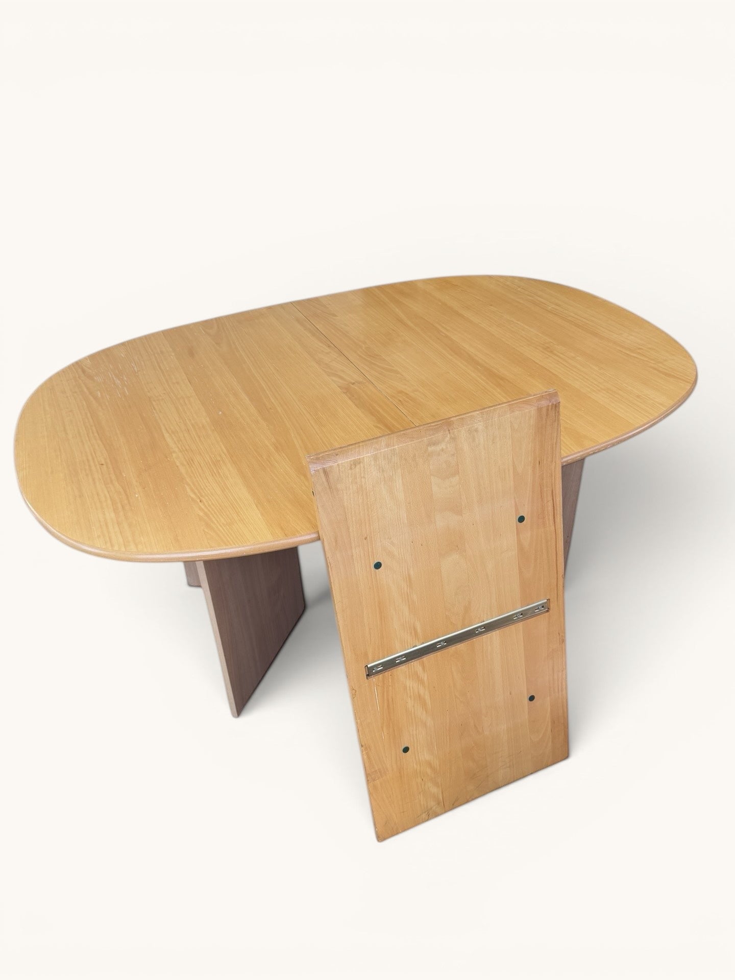 Deense verlengbare eettafel van licht massief hout met V-poten