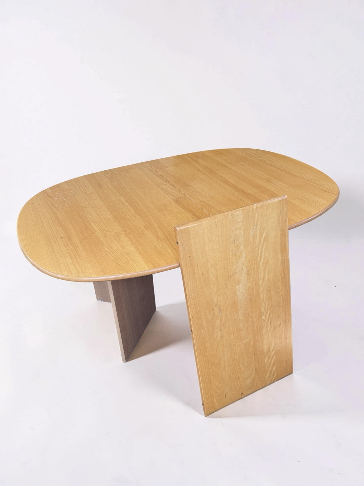 Deense verlengbare eettafel van licht massief hout met V-poten