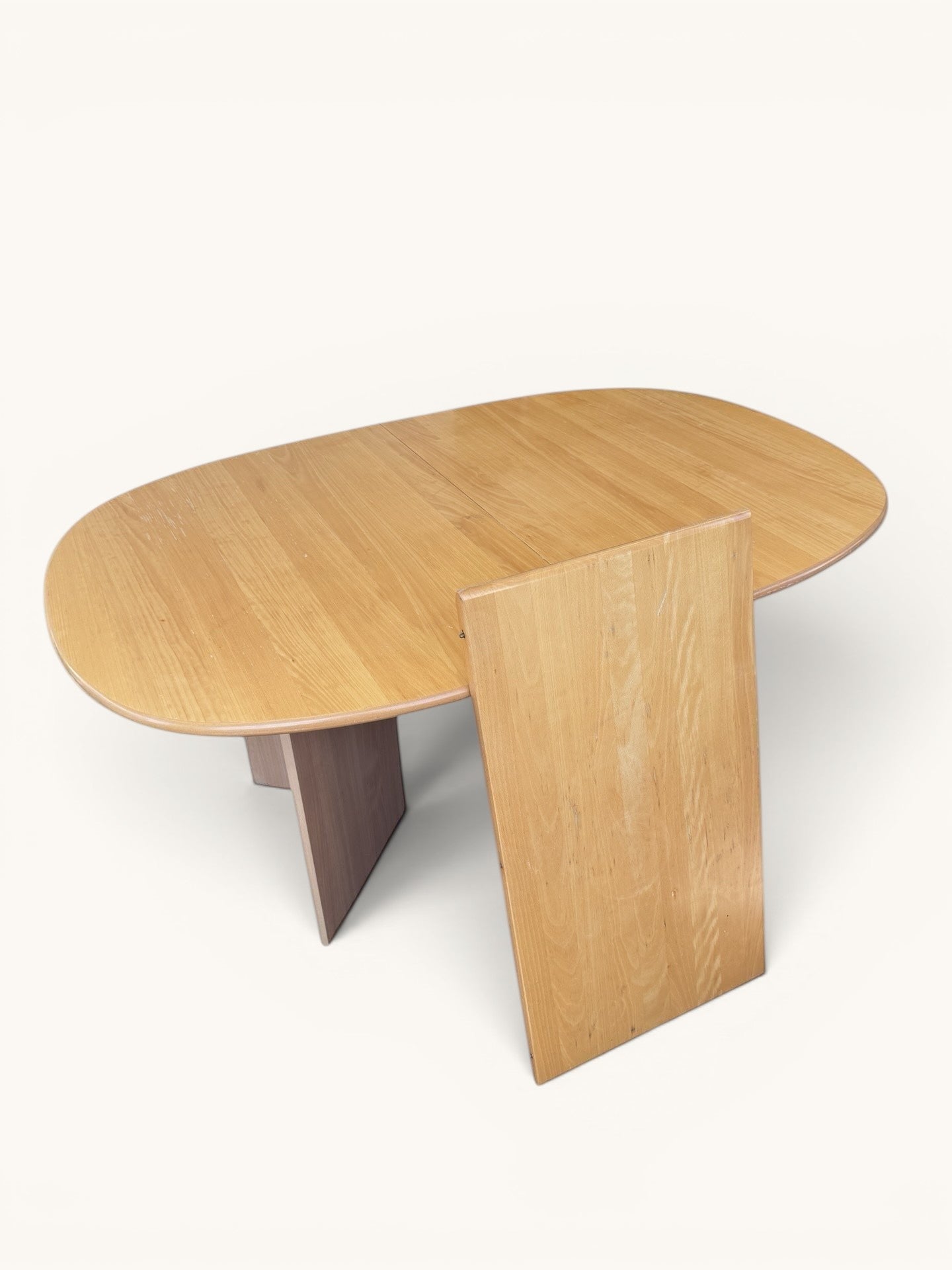 Deense verlengbare eettafel van licht massief hout met V-poten