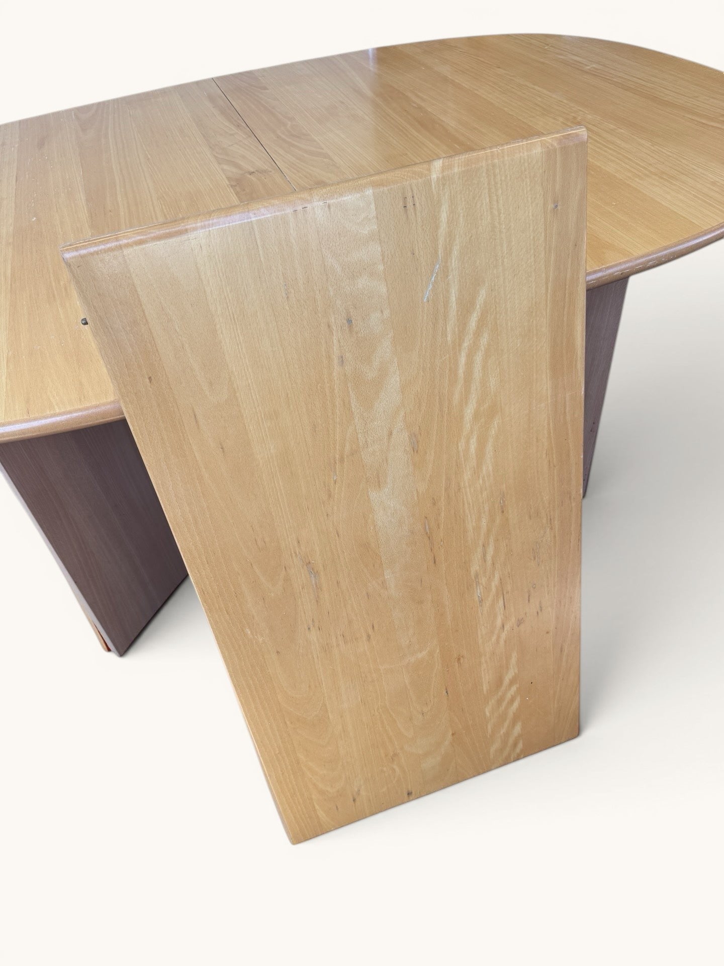 Deense verlengbare eettafel van licht massief hout met V-poten