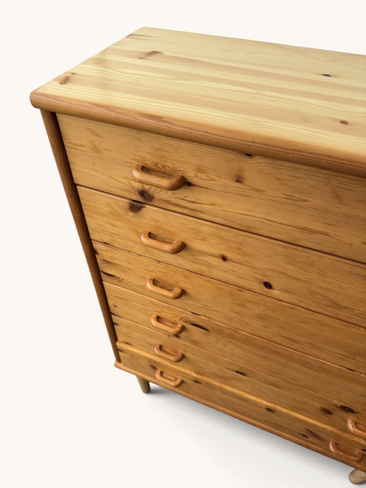 Grenen ladekast met 6 lades en houten greepjes