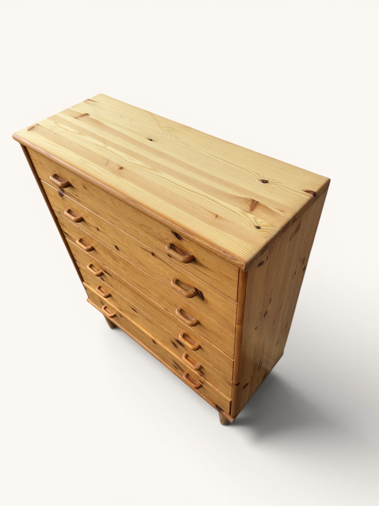 Grenen ladekast met 6 lades en houten greepjes