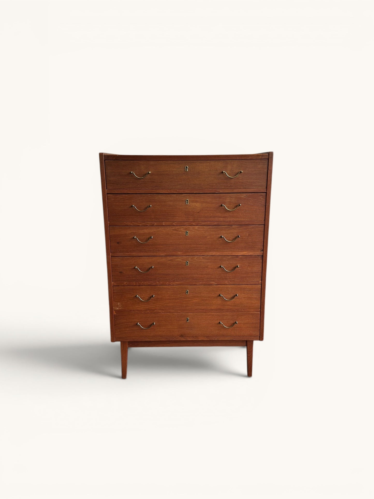 Vintage Deense "tallboy" teakhouten ladekast met messing greepjes