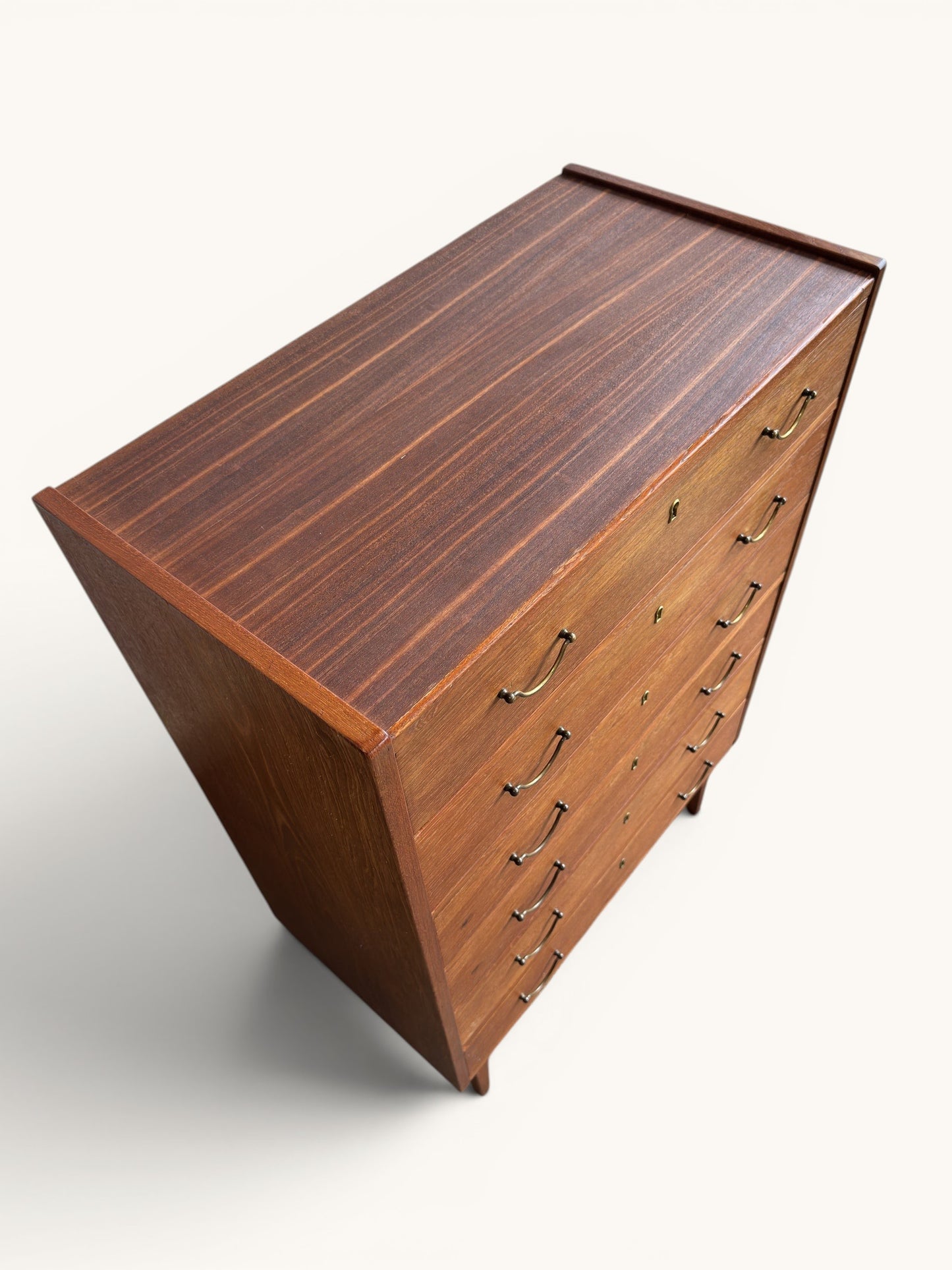 Vintage Deense "tallboy" teakhouten ladekast met messing greepjes