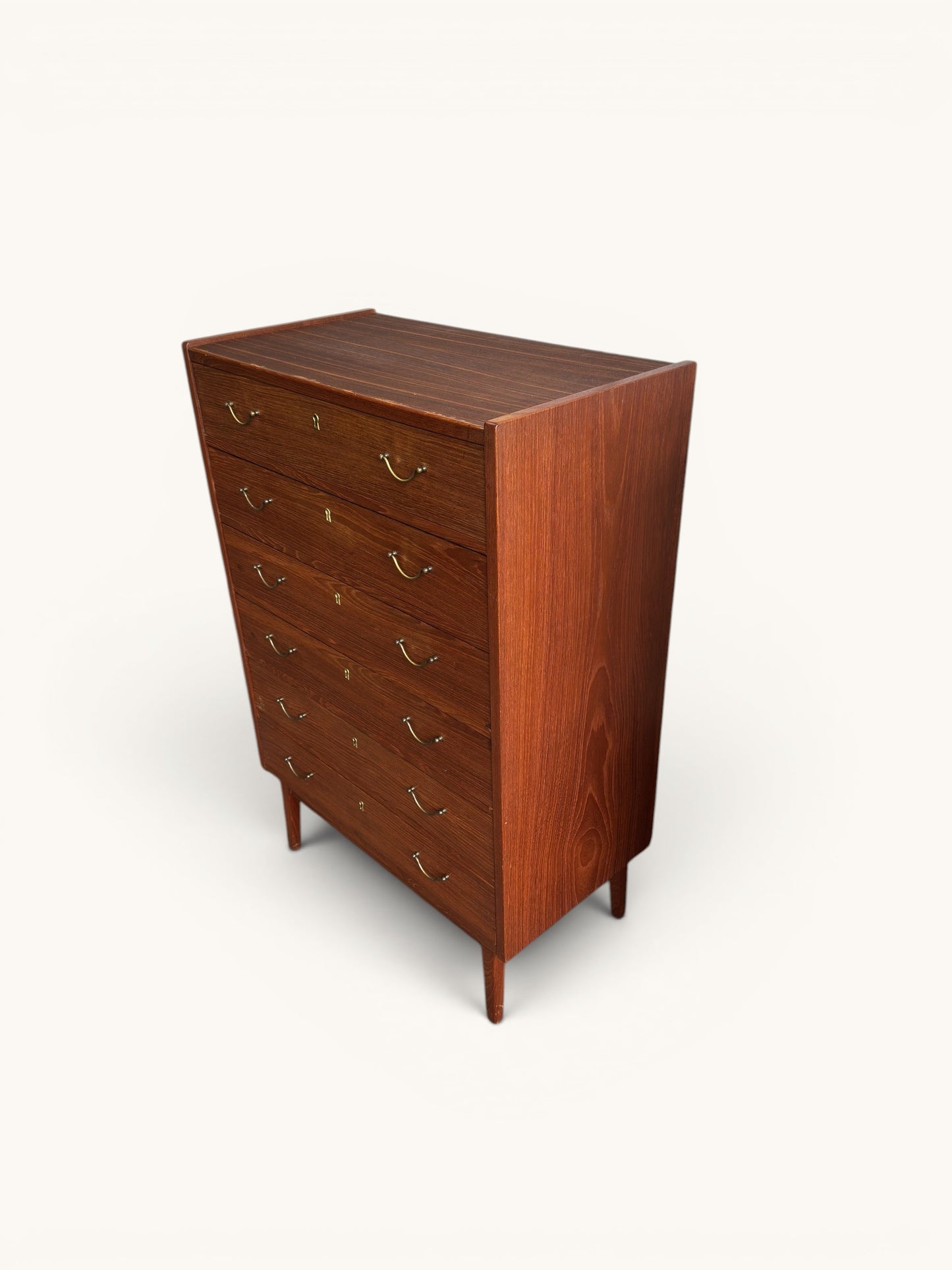 Vintage Deense "tallboy" teakhouten ladekast met messing greepjes
