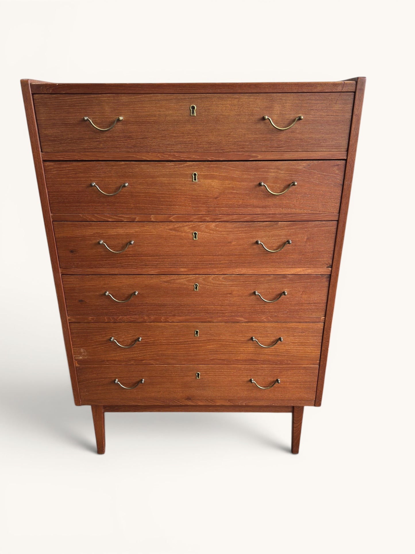 Vintage Deense "tallboy" teakhouten ladekast met messing greepjes