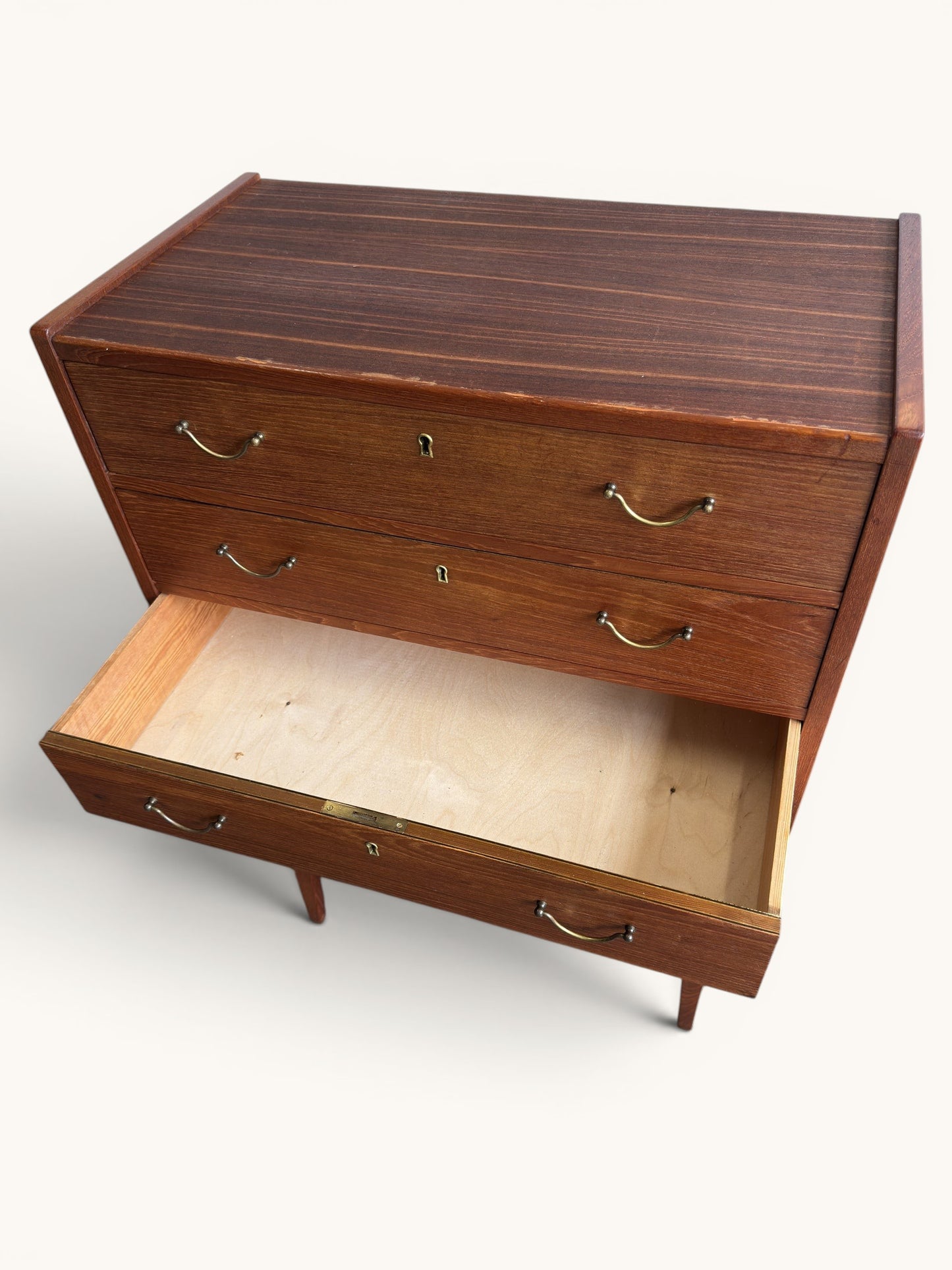 Vintage Deense "tallboy" teakhouten ladekast met messing greepjes