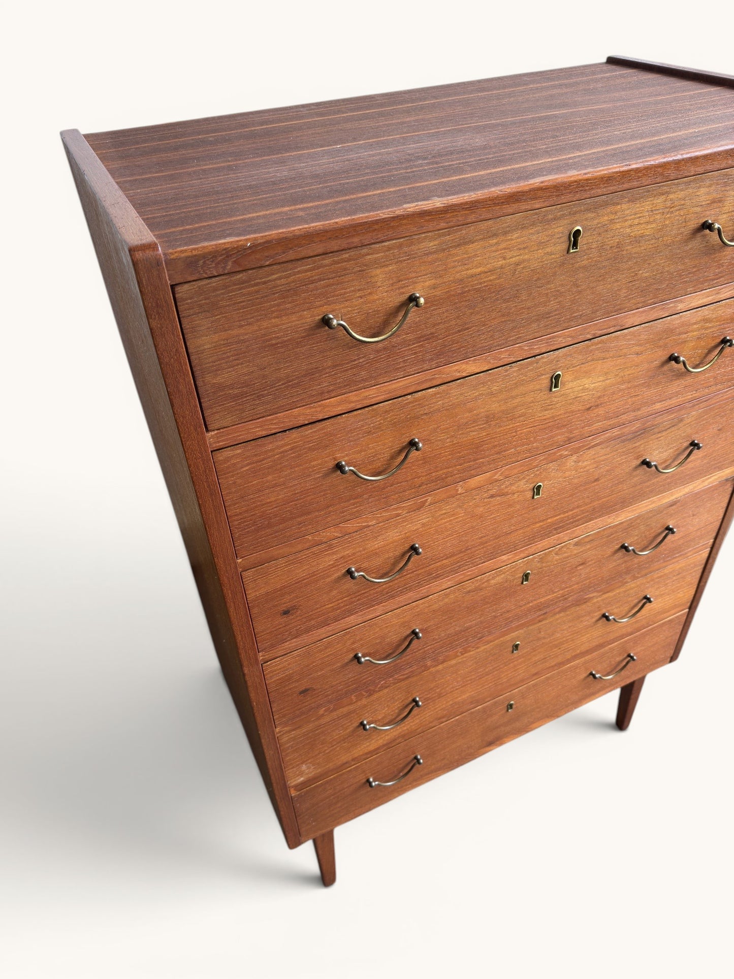 Vintage Deense "tallboy" teakhouten ladekast met messing greepjes