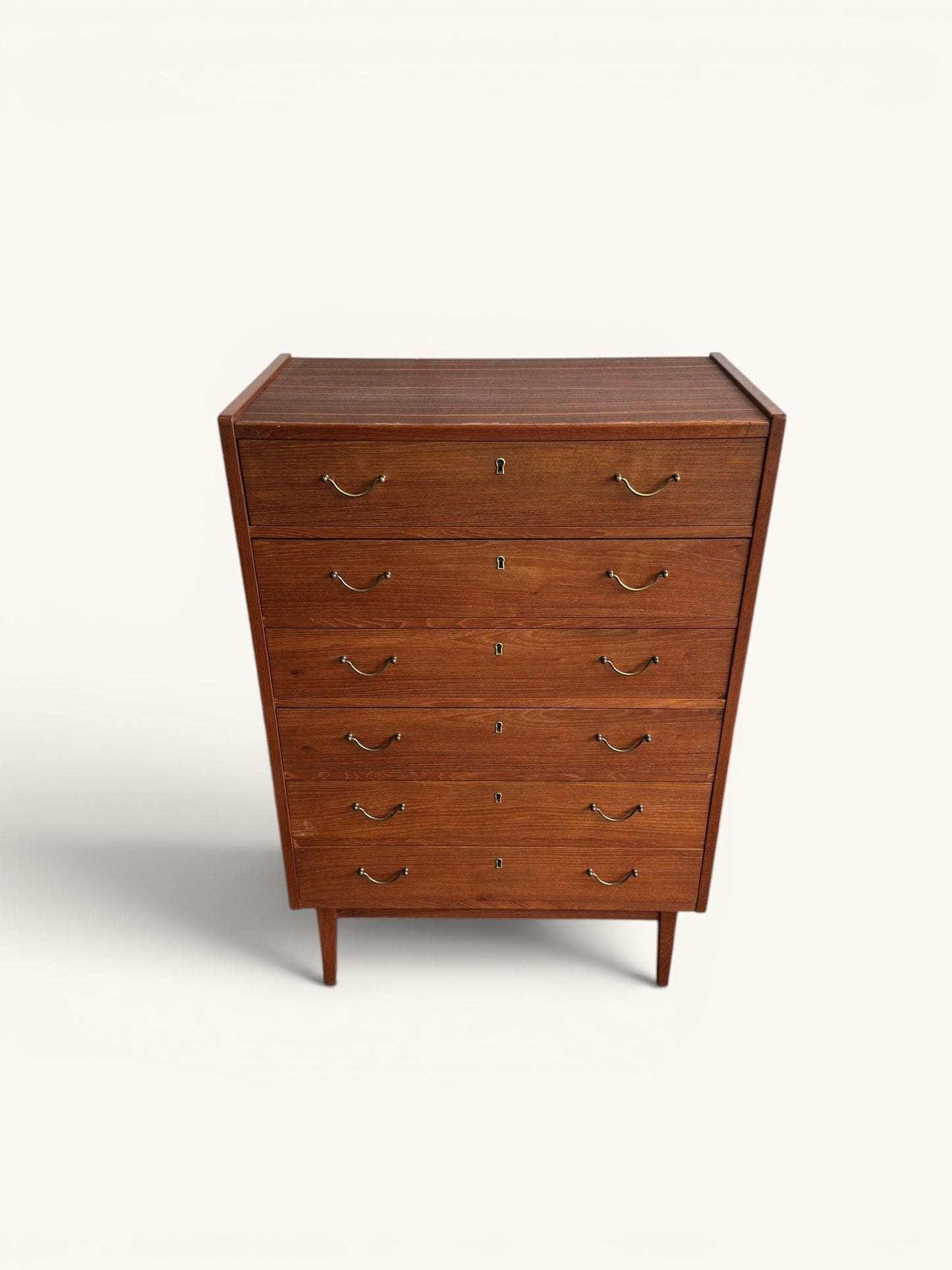 Vintage Deense "tallboy" teakhouten ladekast met messing greepjes