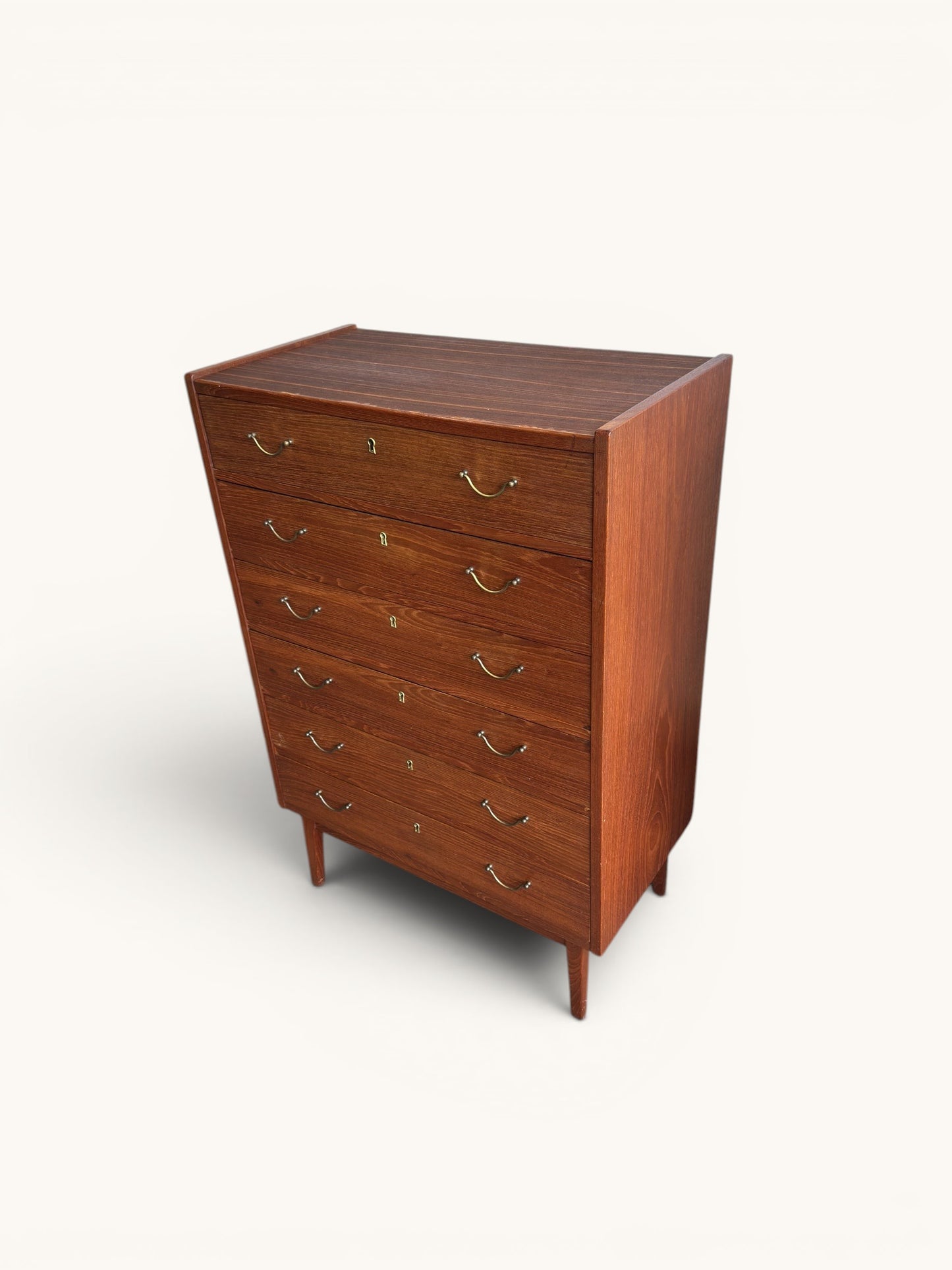 Vintage Deense "tallboy" teakhouten ladekast met messing greepjes