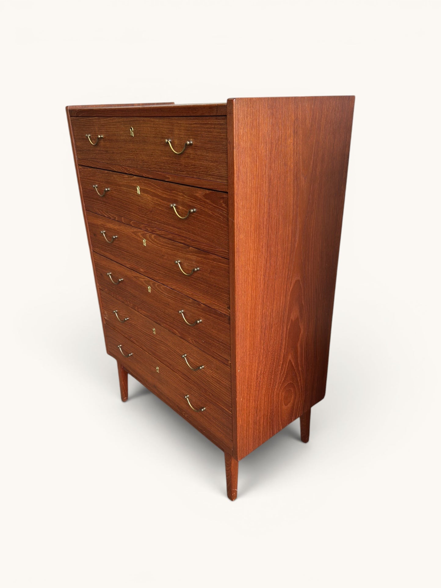 Vintage Deense "tallboy" teakhouten ladekast met messing greepjes