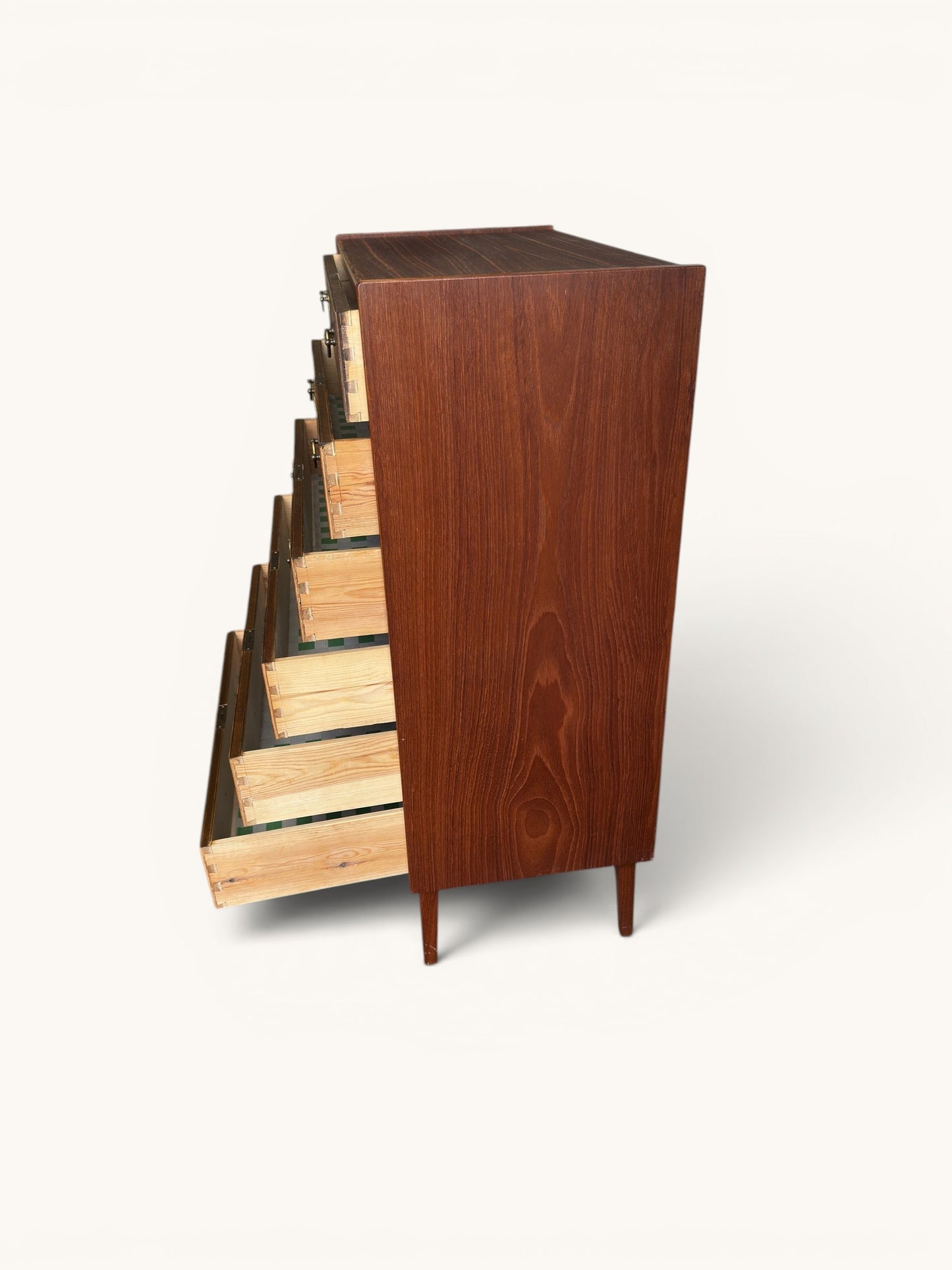 Vintage Deense "tallboy" teakhouten ladekast met messing greepjes