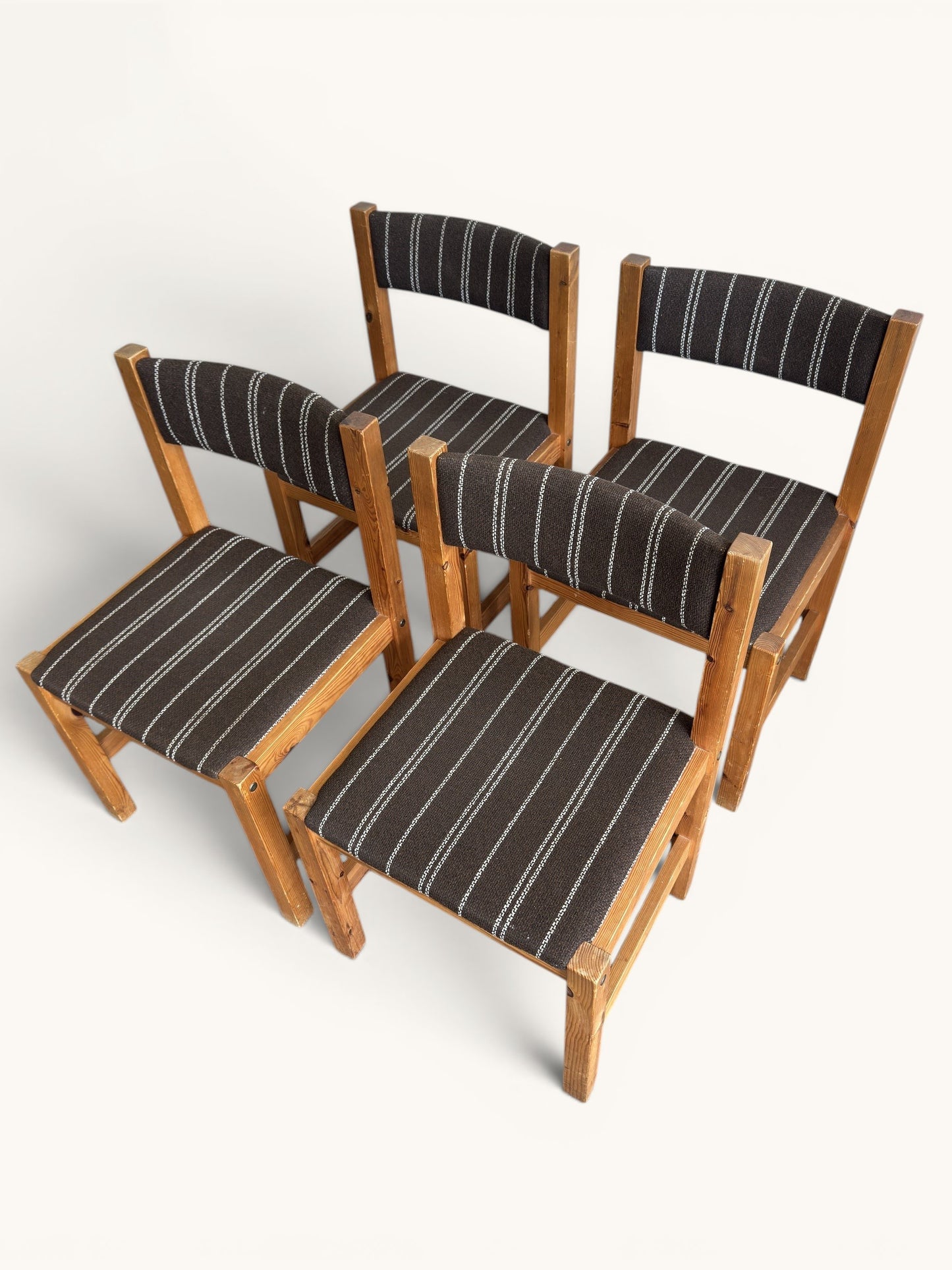 Set van 4 Deense houten stoelen met bruine gestreepte bekleding