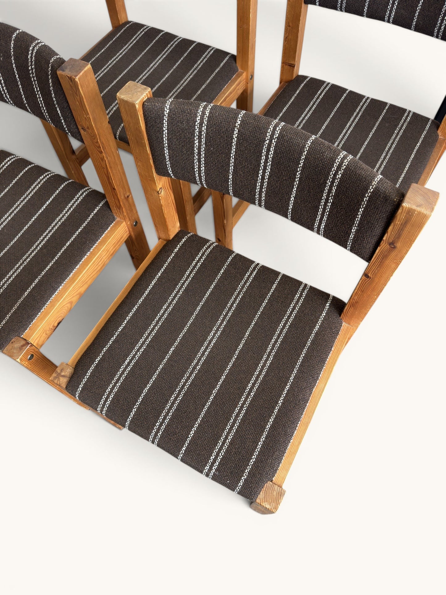 Set van 4 Deense houten stoelen met bruine gestreepte bekleding