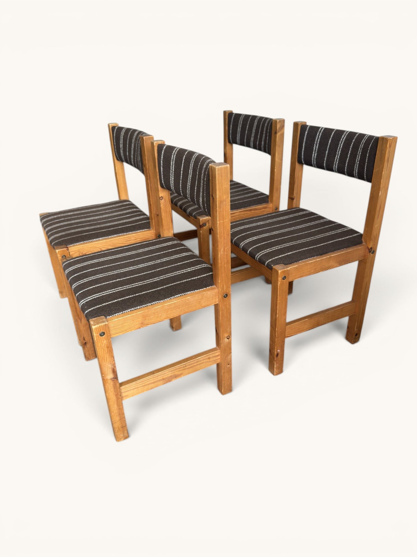 Set van 4 Deense houten stoelen met bruine gestreepte bekleding
