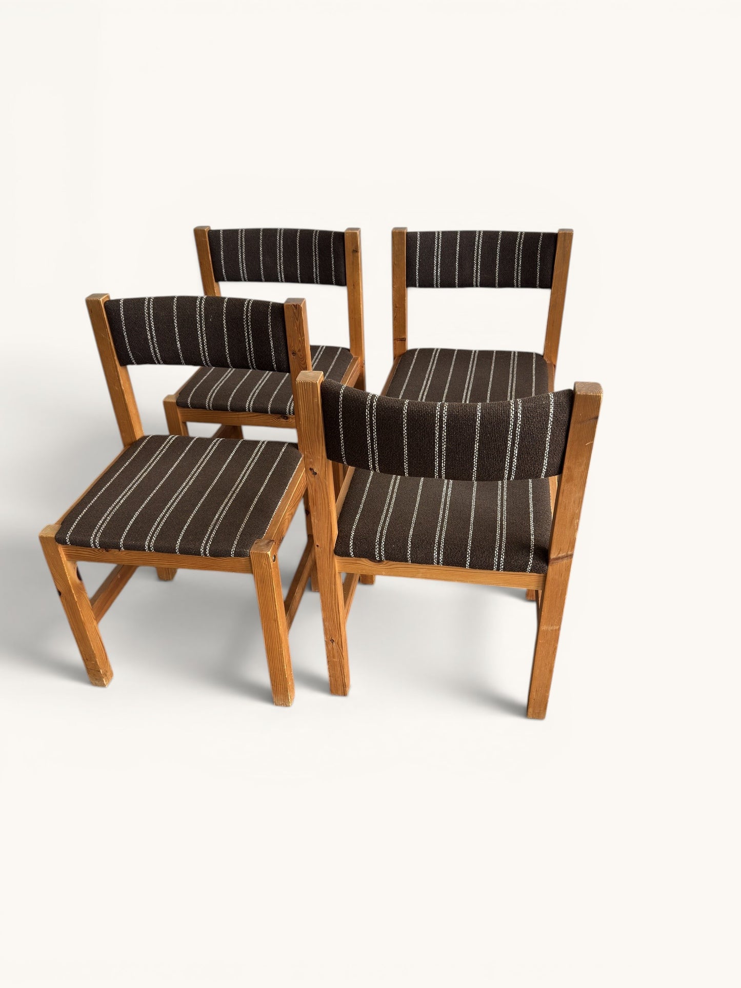 Set van 4 Deense houten stoelen met bruine gestreepte bekleding