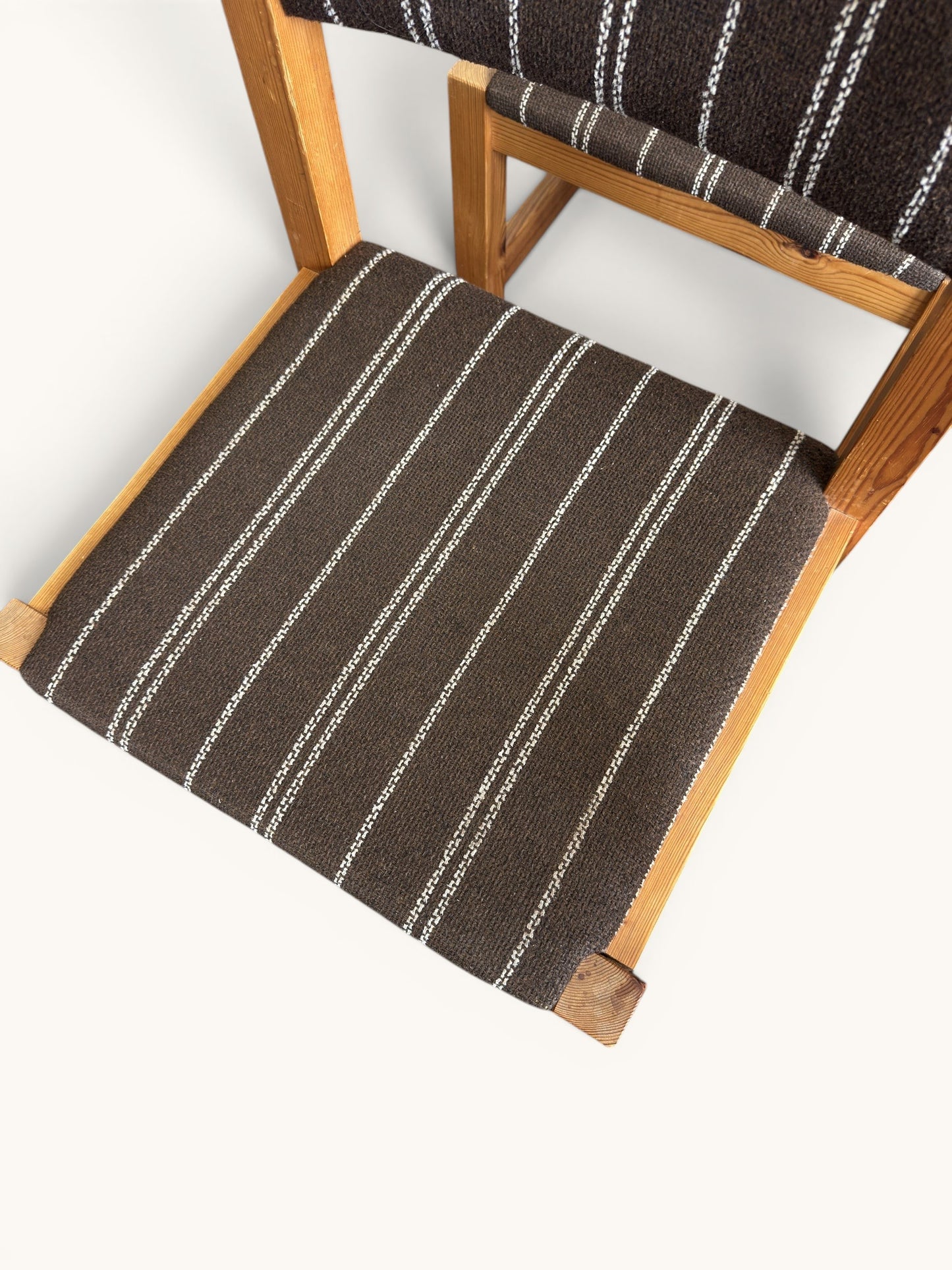 Set van 4 Deense houten stoelen met bruine gestreepte bekleding