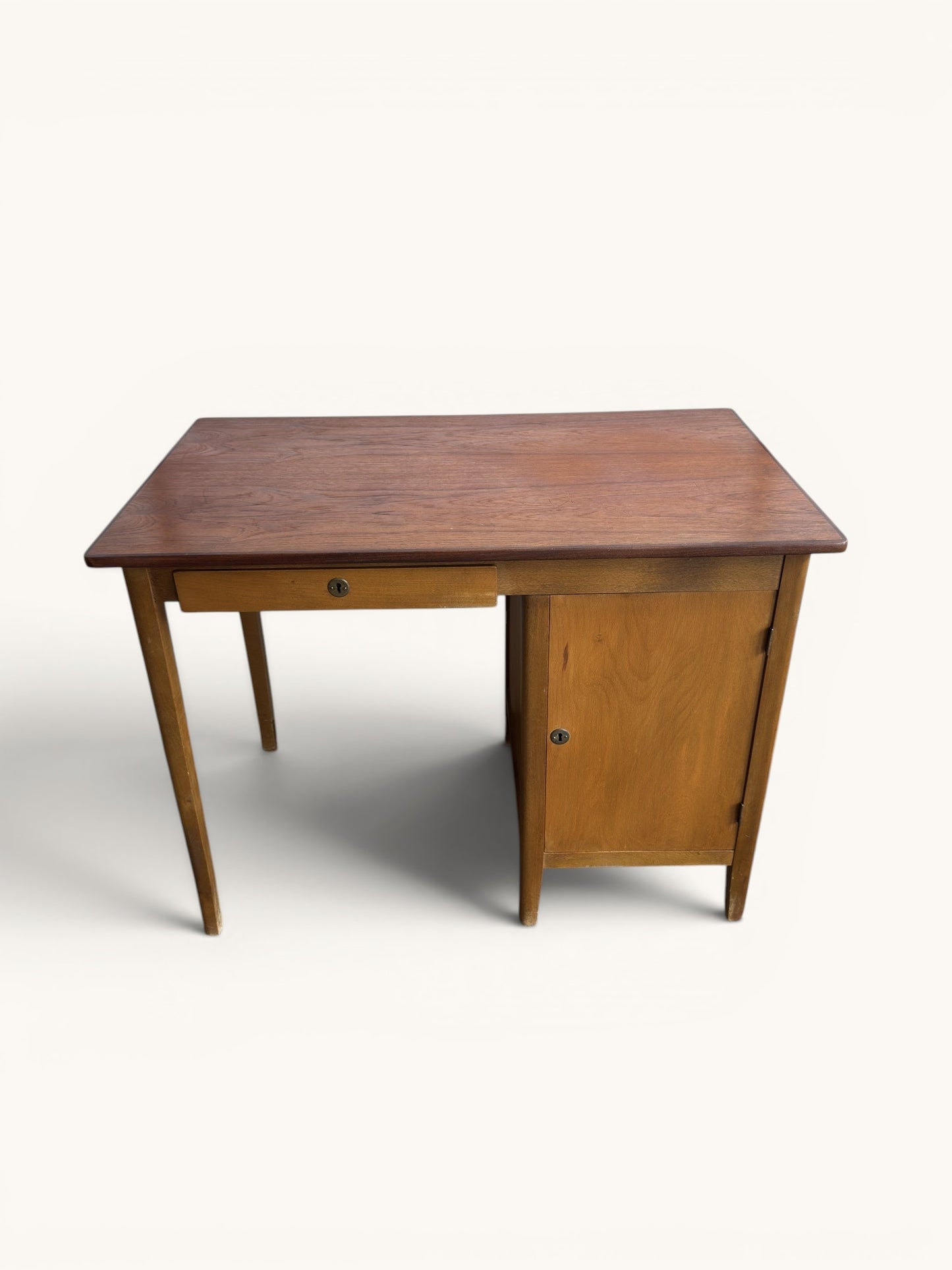 Vintage Deens bureau uit de jaren '60 met lade en kastje
