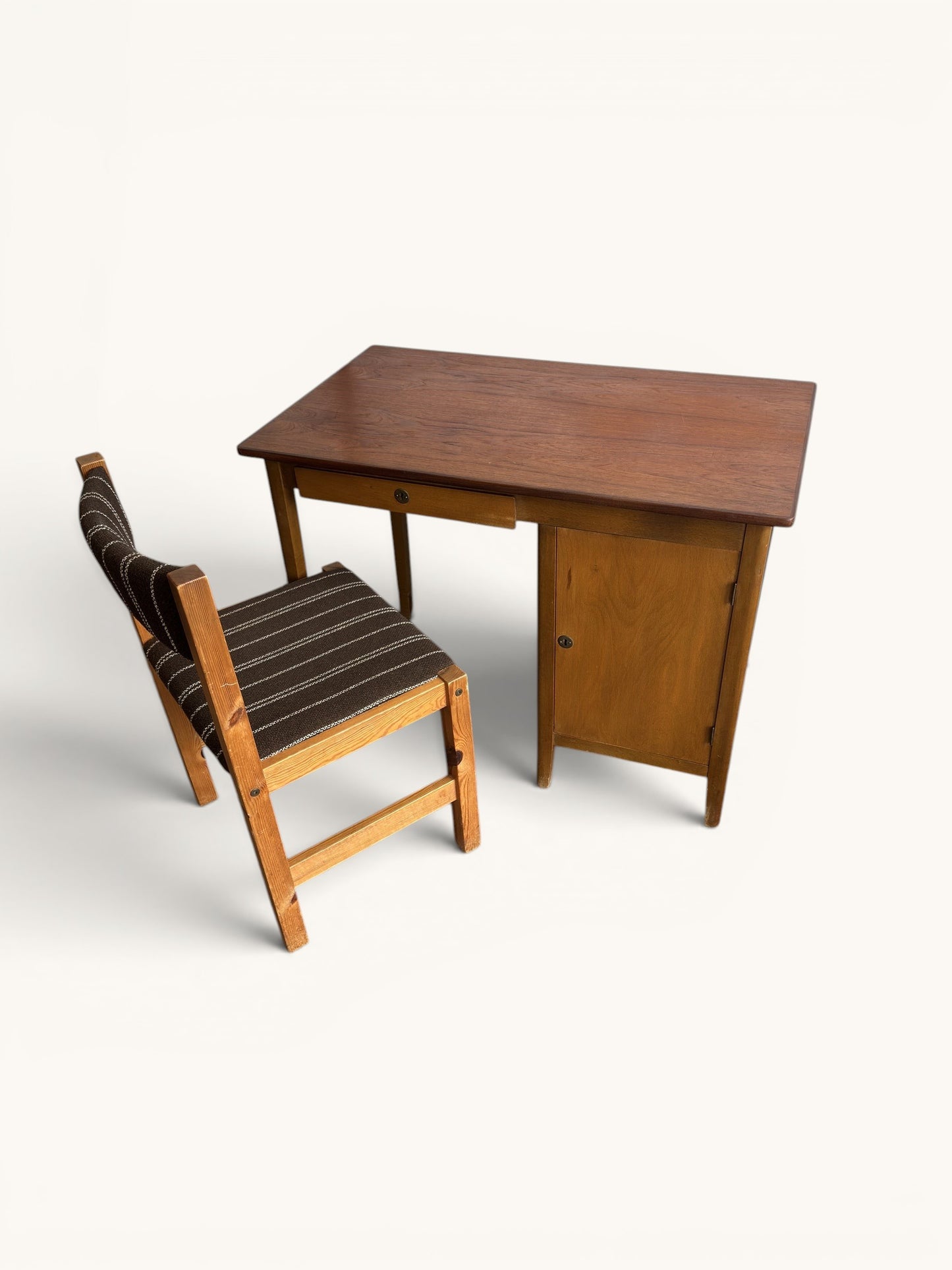 Vintage Deens bureau uit de jaren '60 met lade en kastje