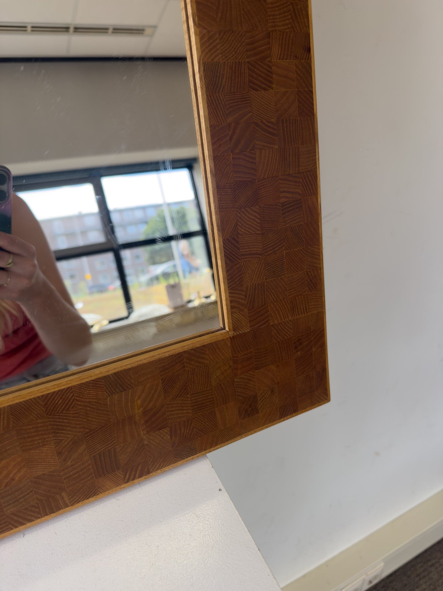 Handgemaakte Deense houten spiegel met checkered patroon