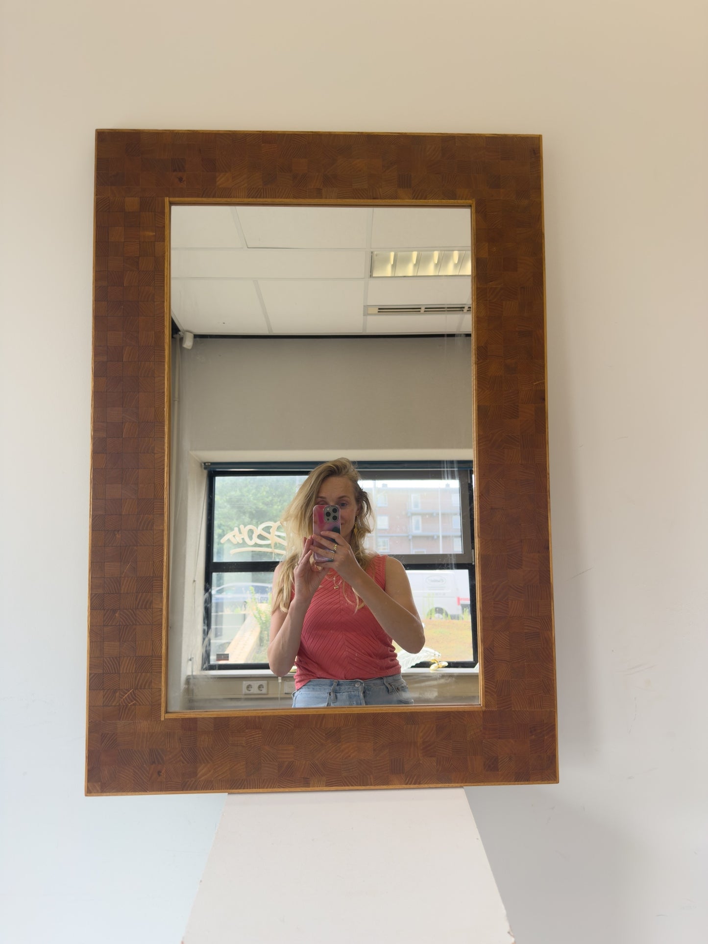 Handgemaakte Deense houten spiegel met checkered patroon