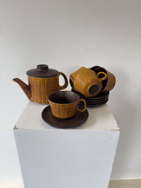 Ceramano theeset 'Epsilon' jaren 60 met geometrisch reliëfpatroon