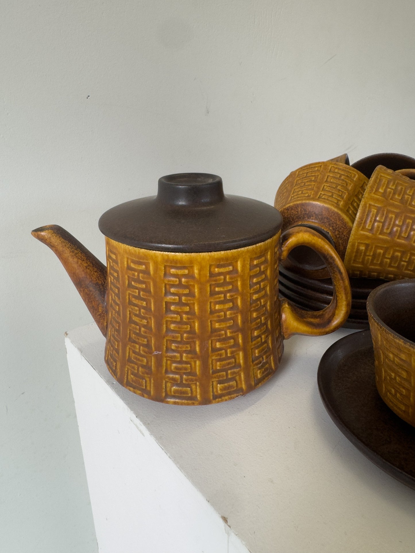 Ceramano theeset 'Epsilon' jaren 60 met geometrisch reliëfpatroon