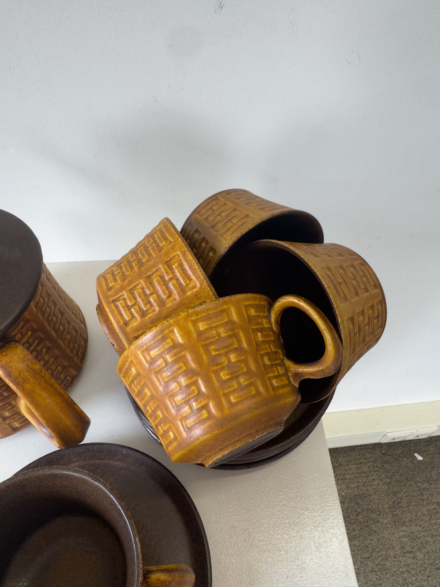 Ceramano theeset 'Epsilon' jaren 60 met geometrisch reliëfpatroon