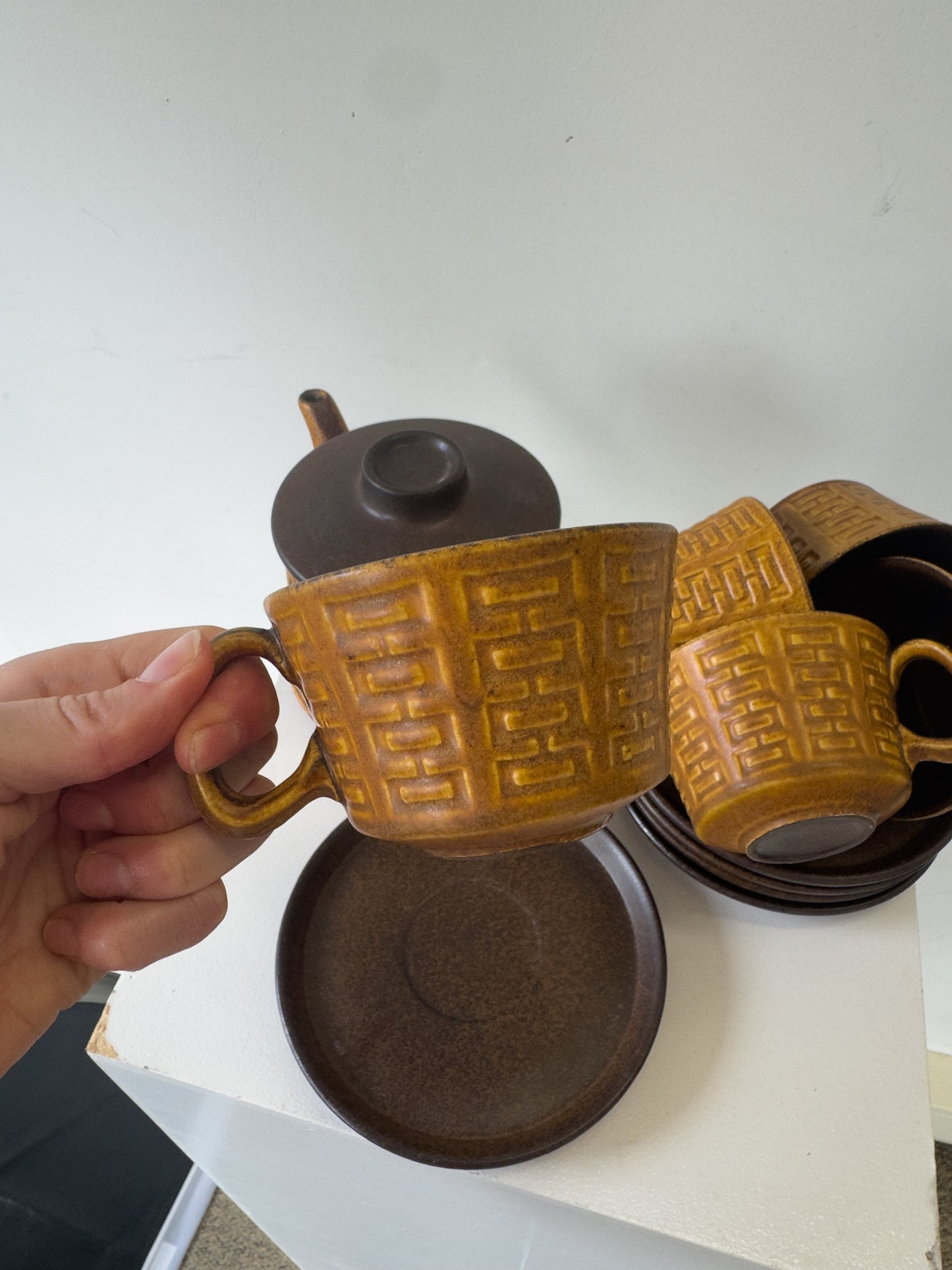 Ceramano theeset 'Epsilon' jaren 60 met geometrisch reliëfpatroon