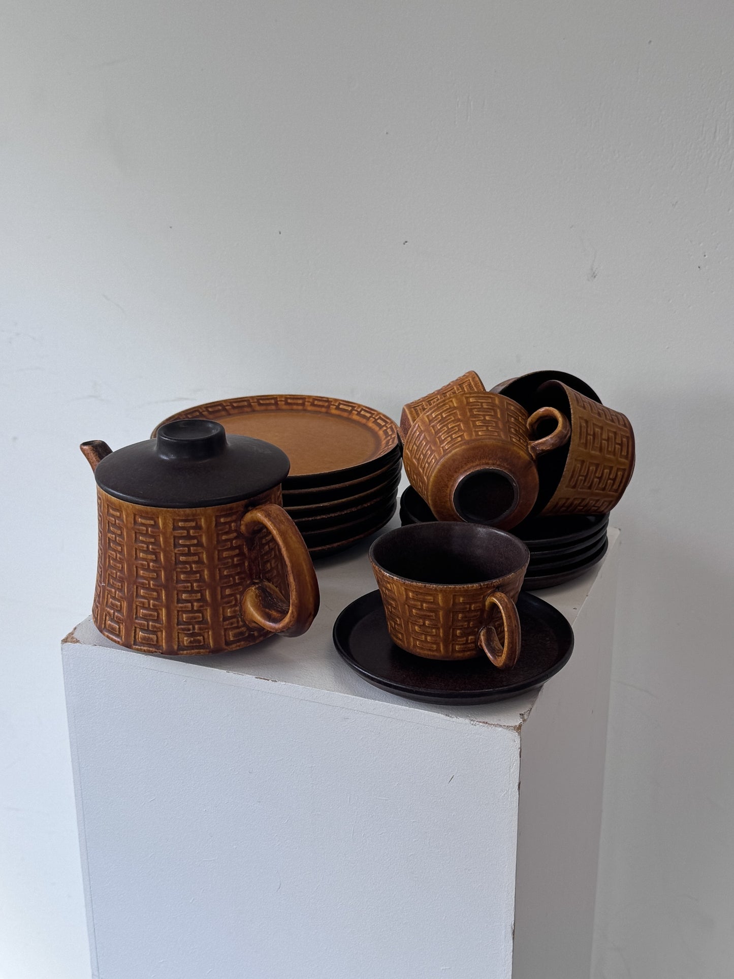 Ceramano theeset 'Epsilon' jaren 60 met geometrisch reliëfpatroon