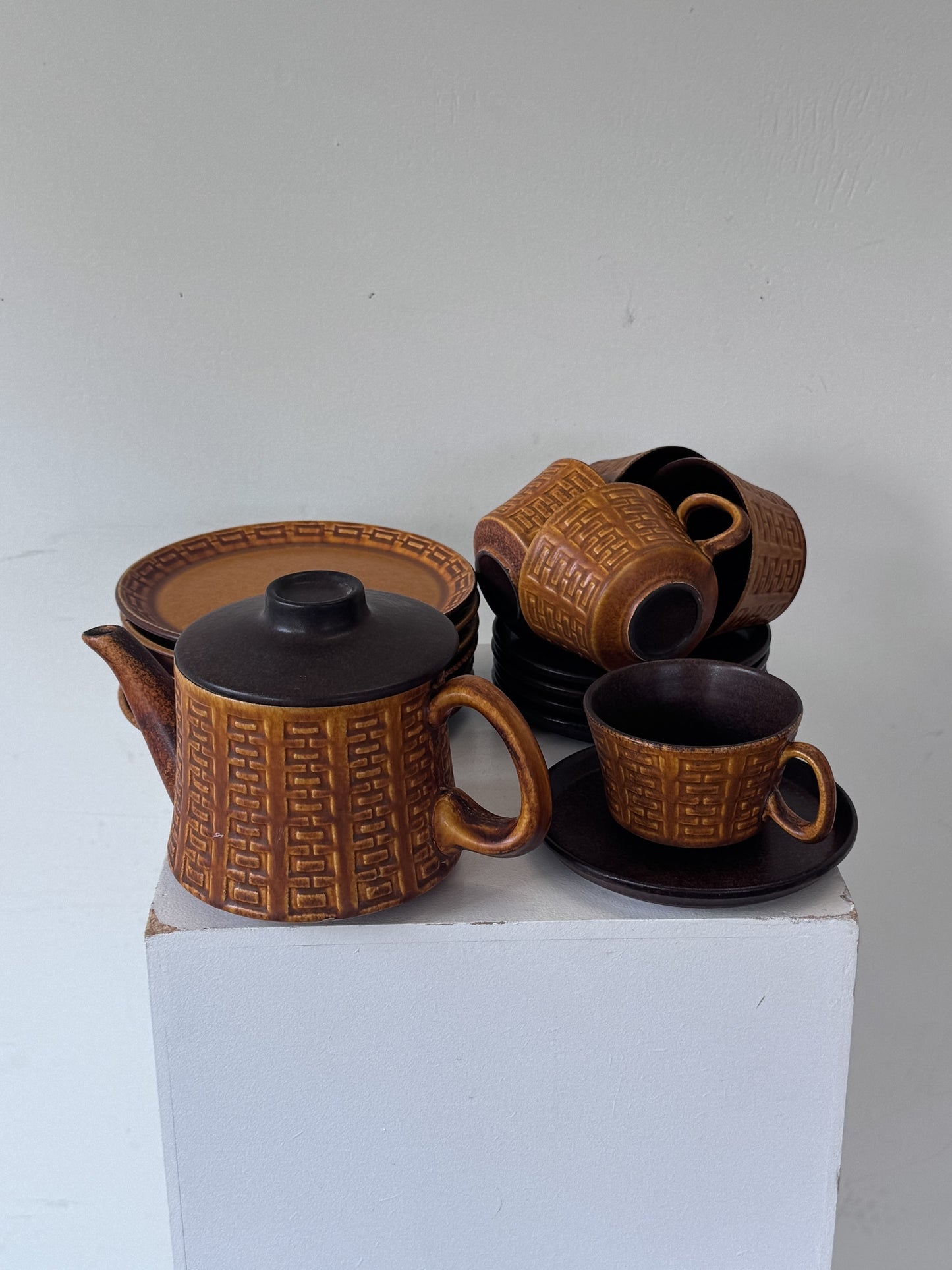 Ceramano theeset 'Epsilon' jaren 60 met geometrisch reliëfpatroon