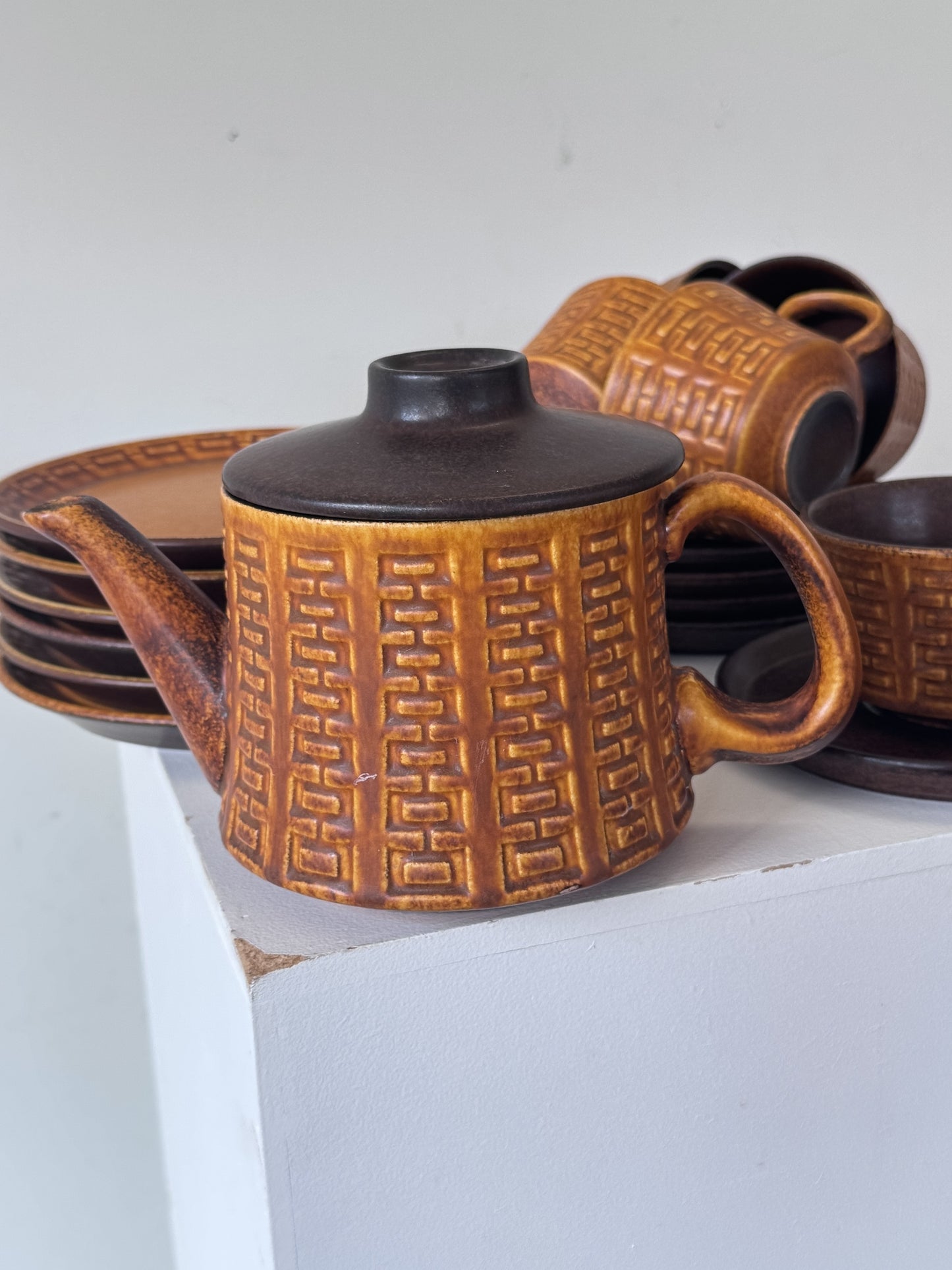 Ceramano theeset 'Epsilon' jaren 60 met geometrisch reliëfpatroon