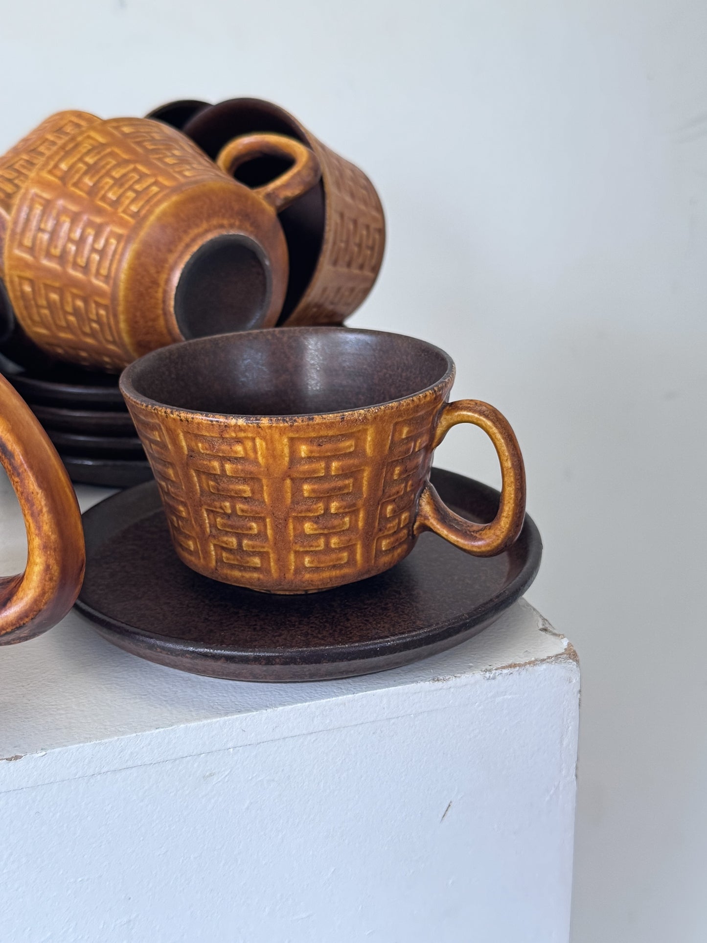 Ceramano theeset 'Epsilon' jaren 60 met geometrisch reliëfpatroon
