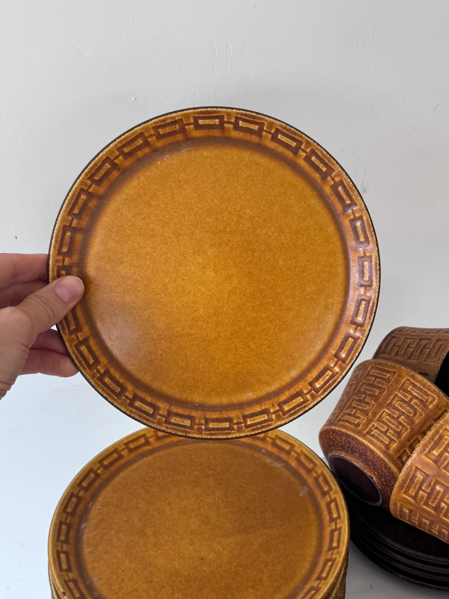 Ceramano theeset 'Epsilon' jaren 60 met geometrisch reliëfpatroon