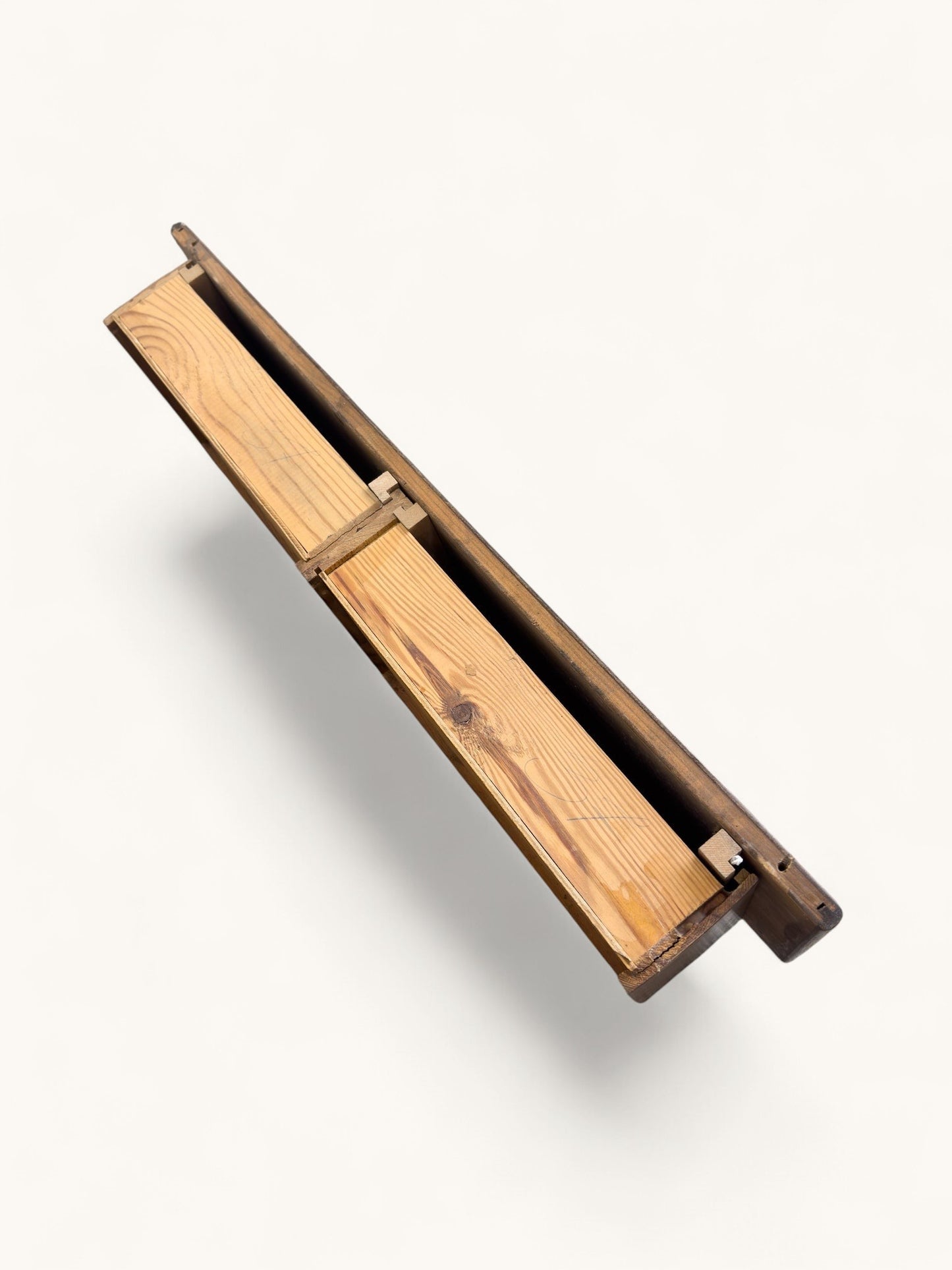 Deense wandplank met twee lades en messing greepjes