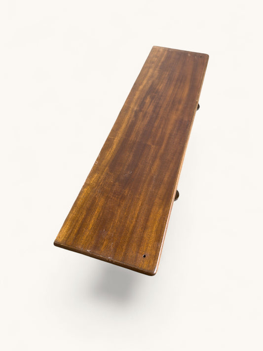 Deense wandplank met twee lades en messing greepjes
