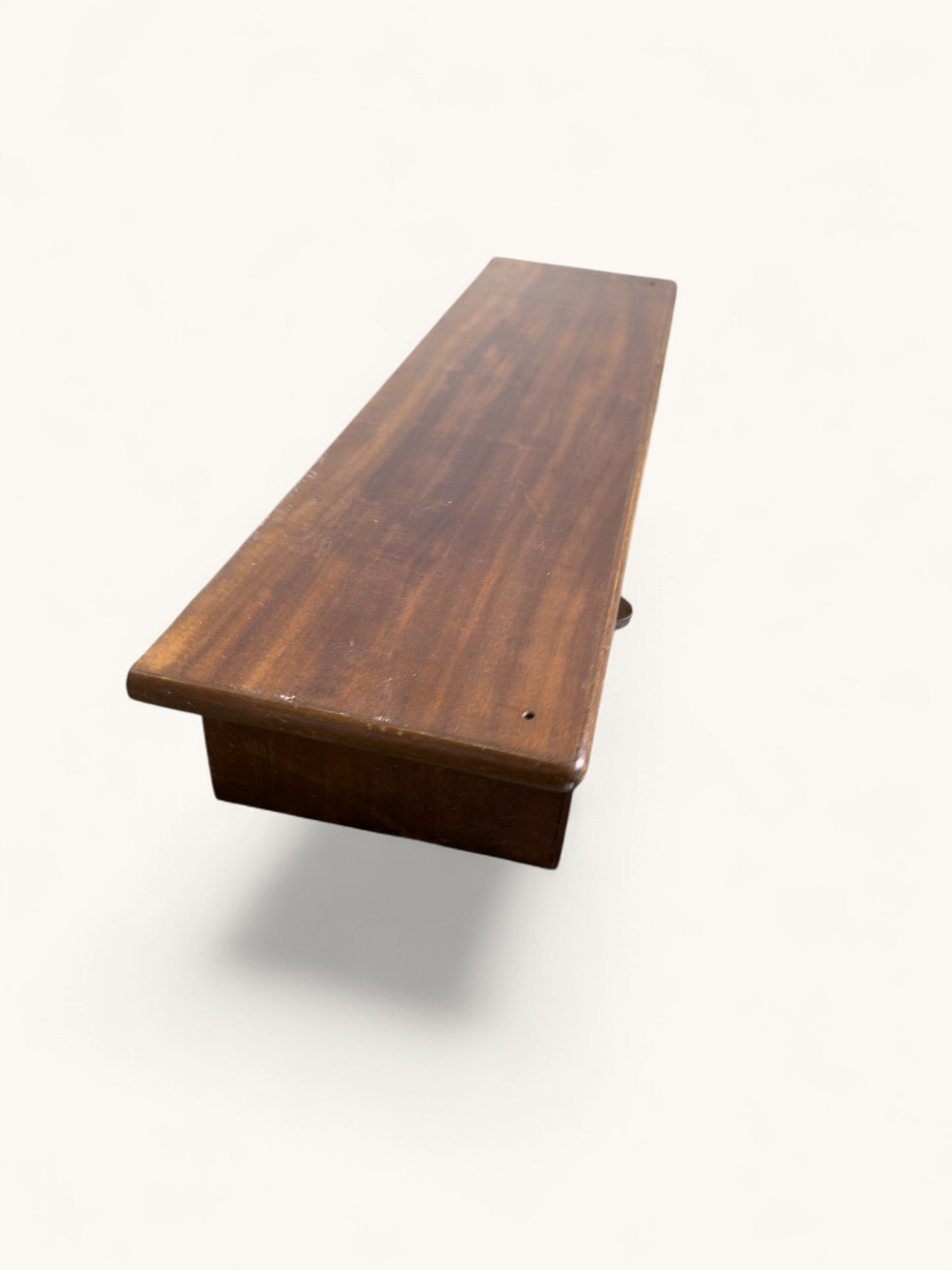 Deense wandplank met twee lades en messing greepjes