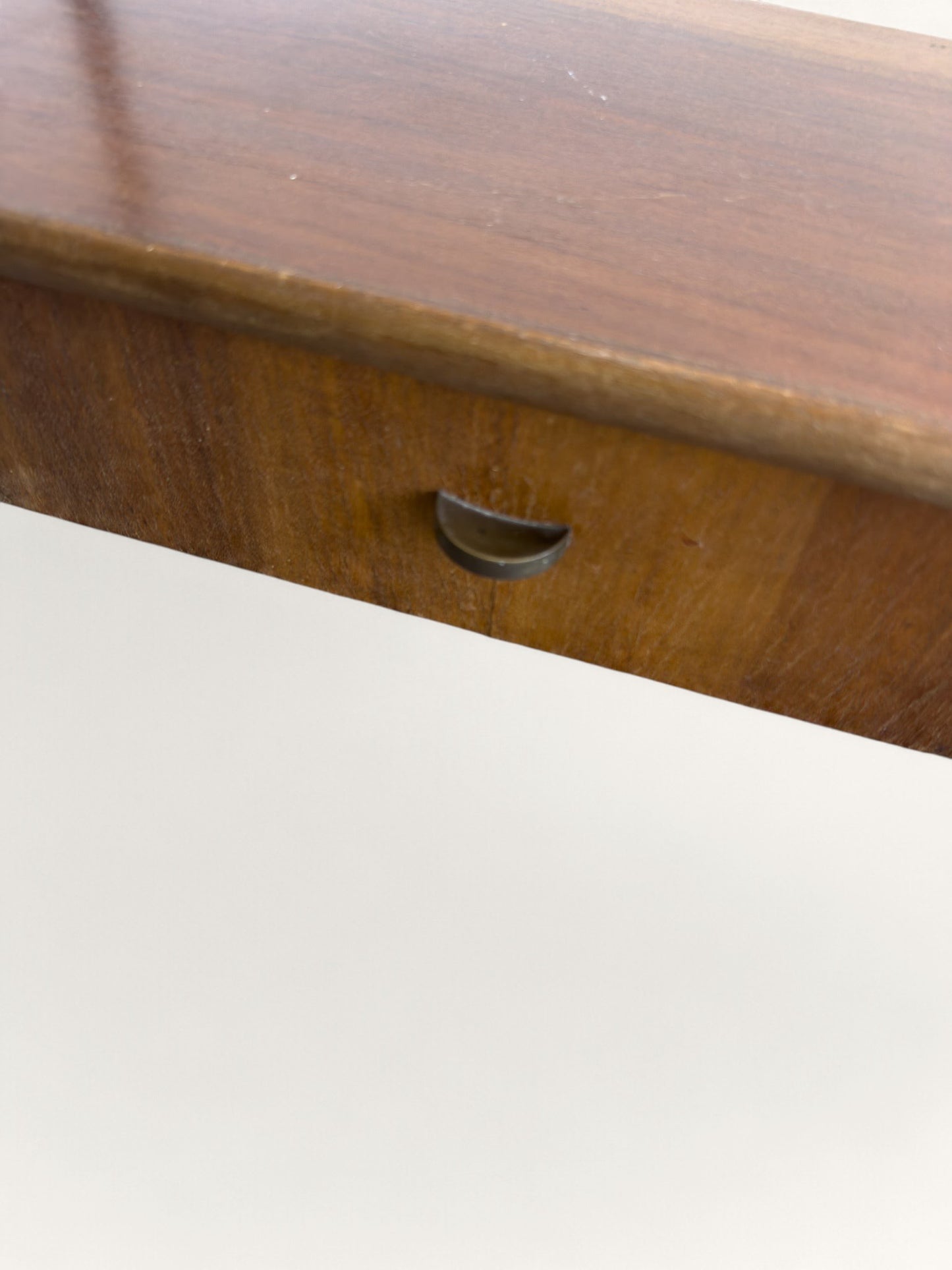 Deense wandplank met twee lades en messing greepjes