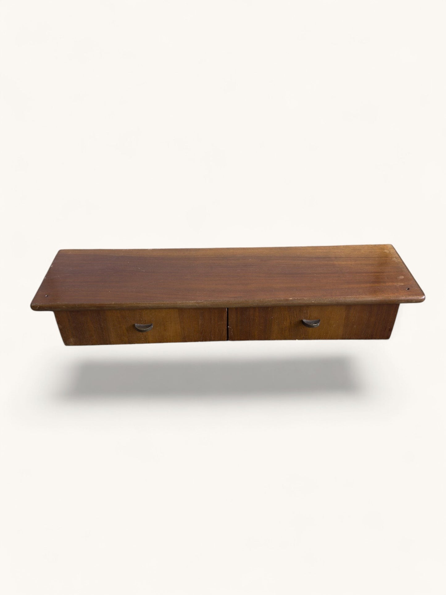 Deense wandplank met twee lades en messing greepjes