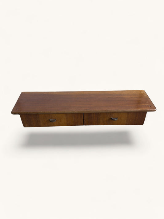 Deense wandplank met twee lades en messing greepjes