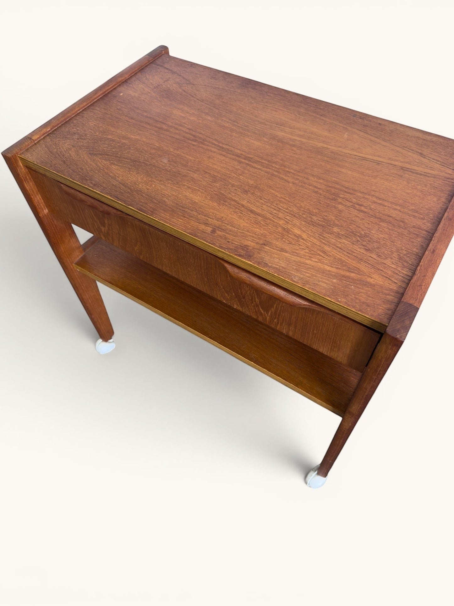 Deense mid century teak trolley op zwenkwieltjes met lade