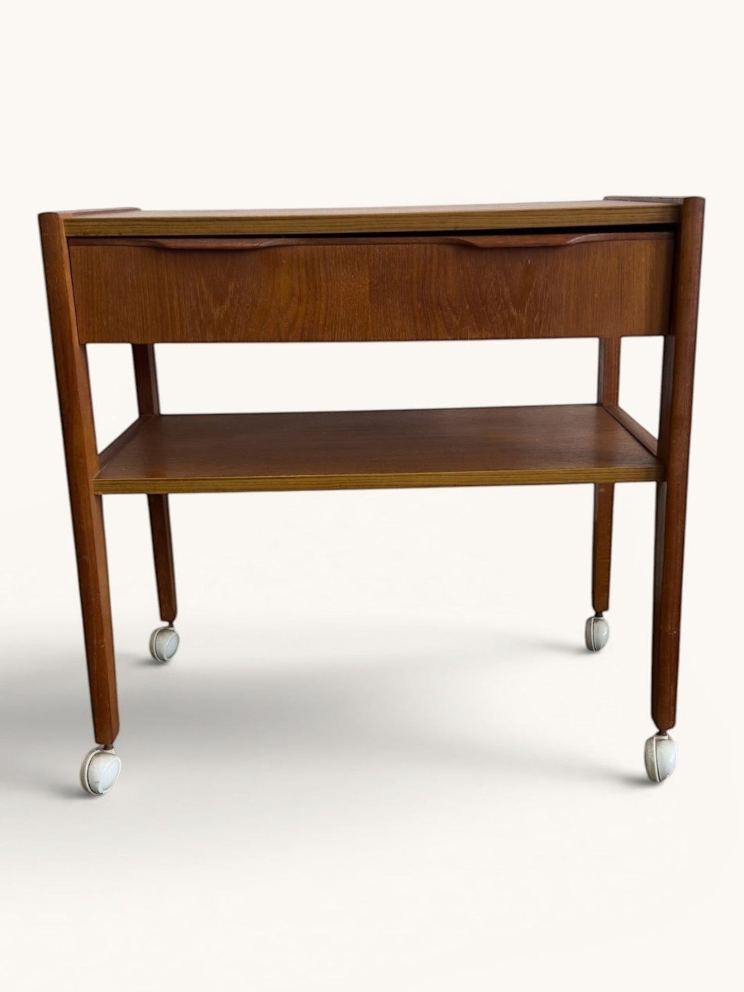 Deense mid century teak trolley op zwenkwieltjes met lade