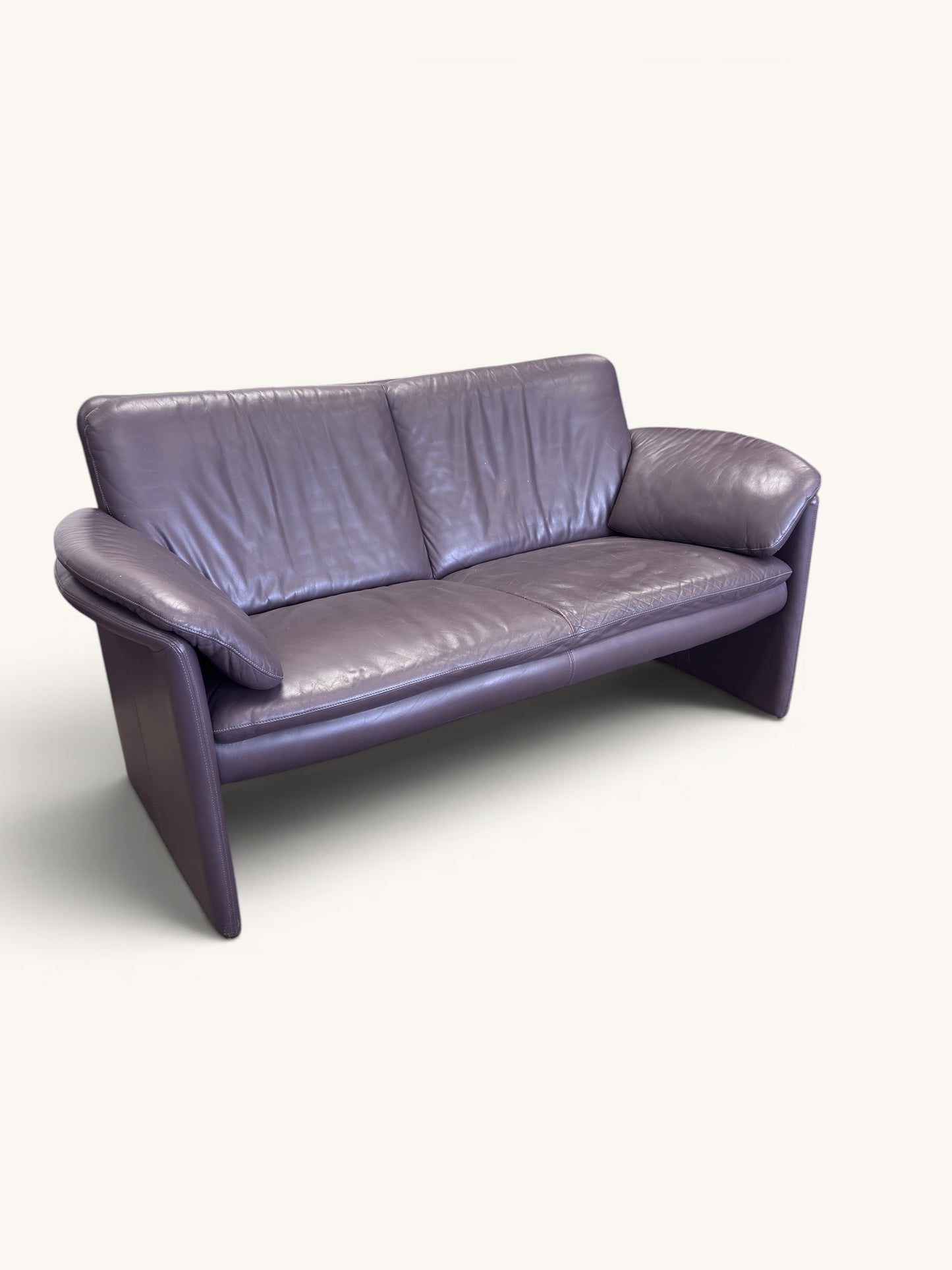 Leolux Bora Bora 2-zitsbank in aubergine paarsbruin leer